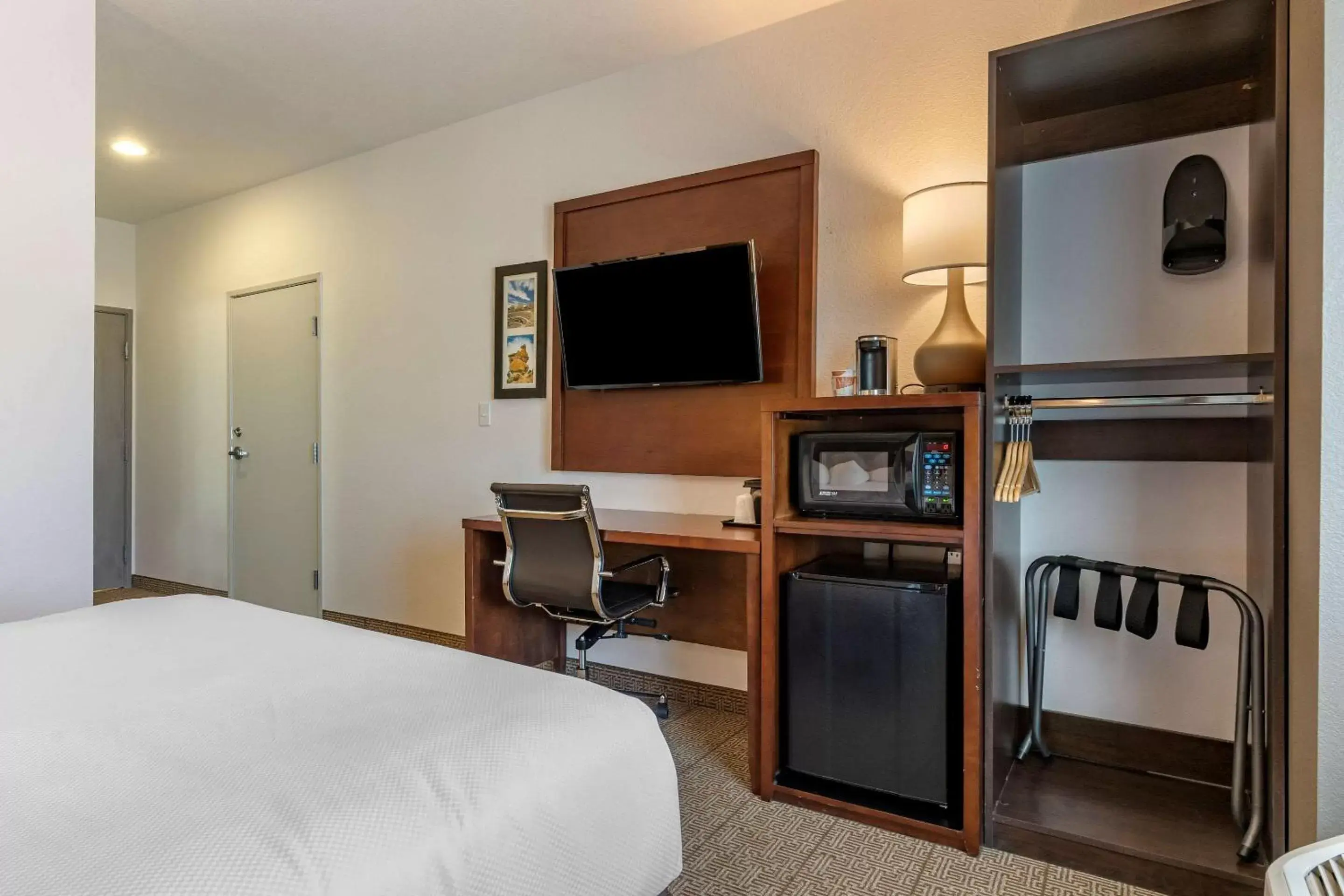 Bedroom, TV/Entertainment Center in Comfort Inn & Suites