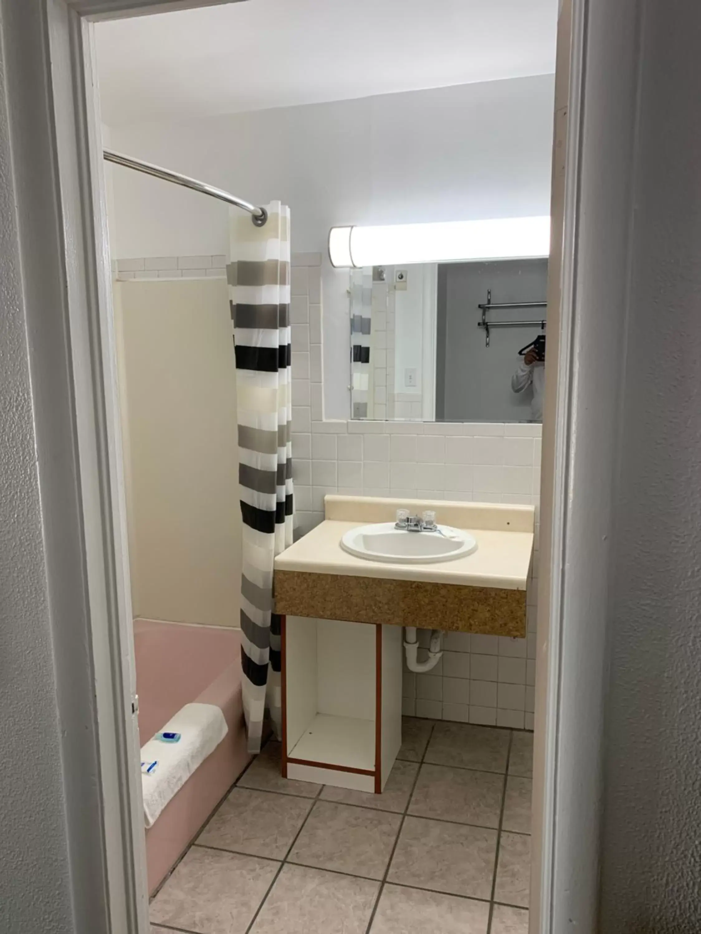 Bathroom in Raton’s Peak Inn