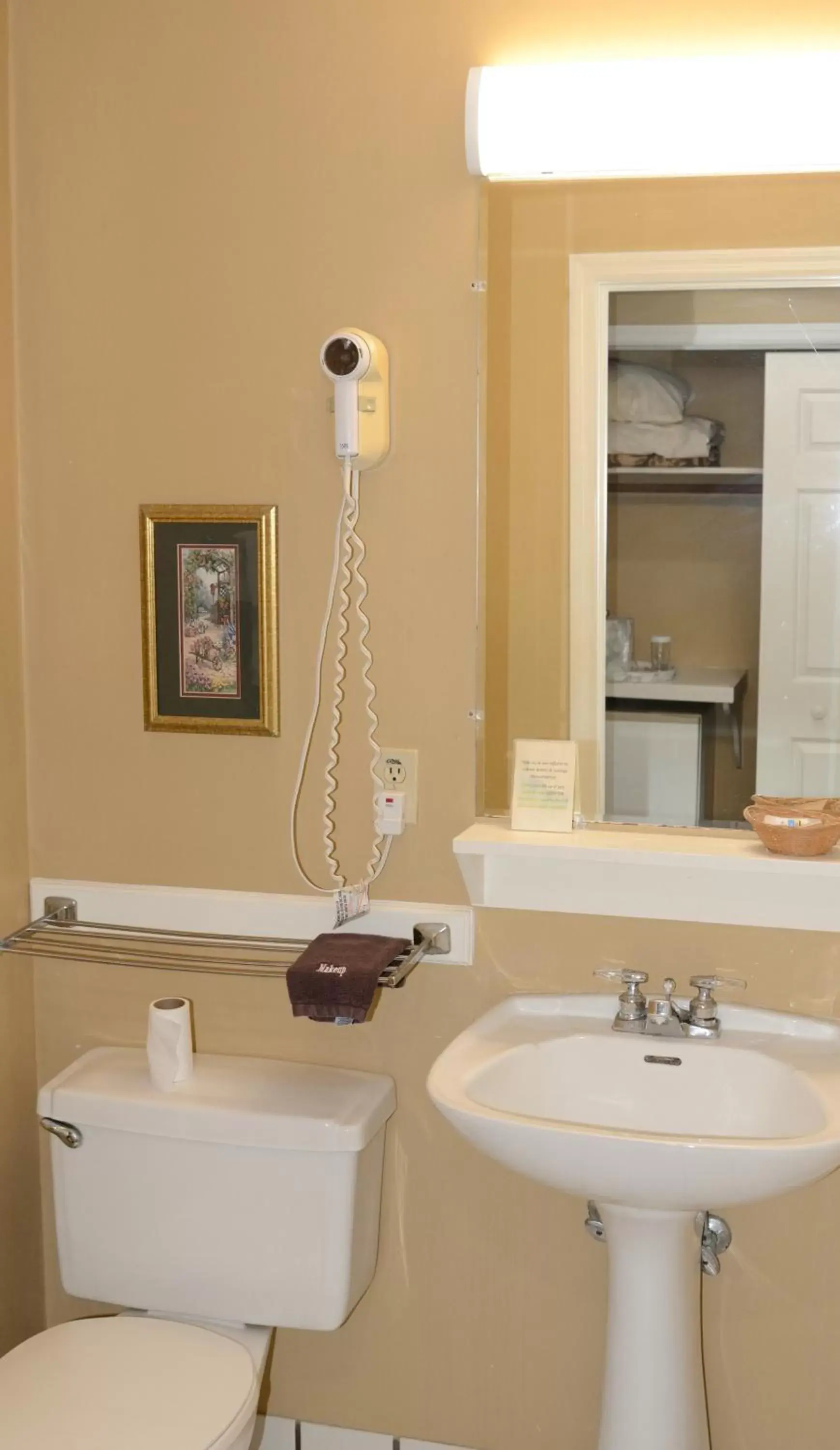 Bathroom in Four Seasons Country Inn