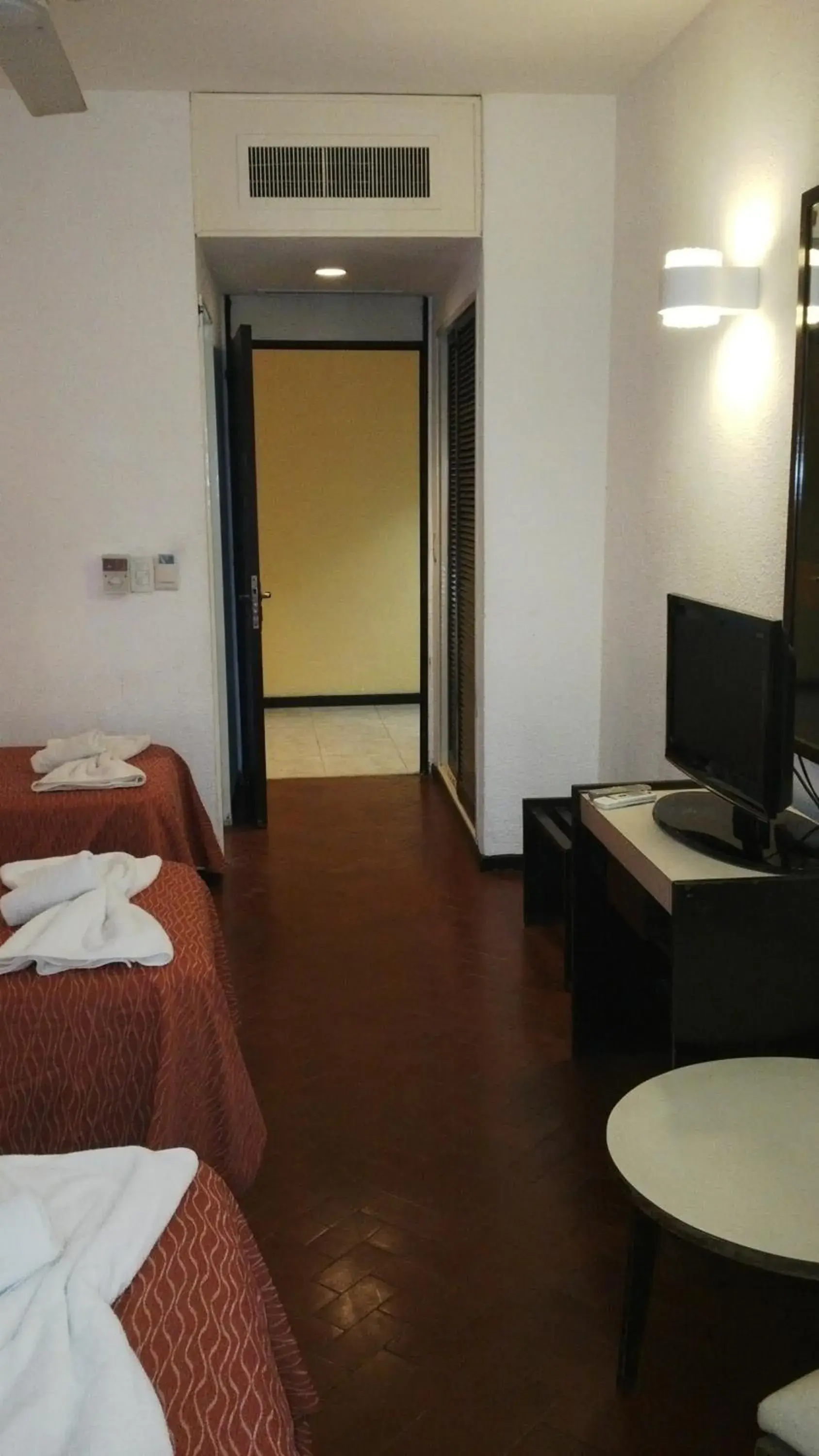 Bedroom, TV/Entertainment Center in Hotel El Libertador
