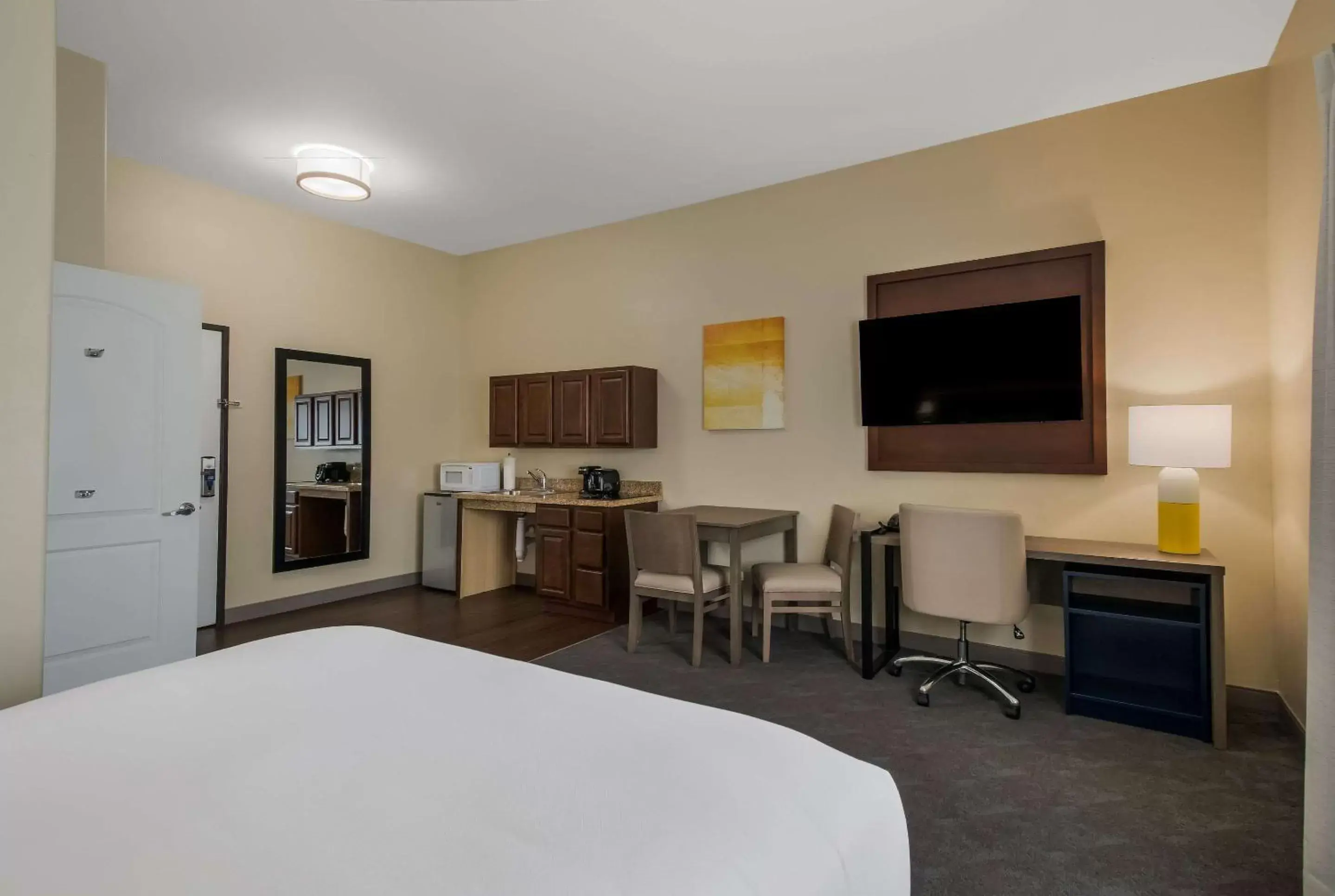 Bedroom, TV/Entertainment Center in Comfort Inn & Suites Barnesville - Frackville