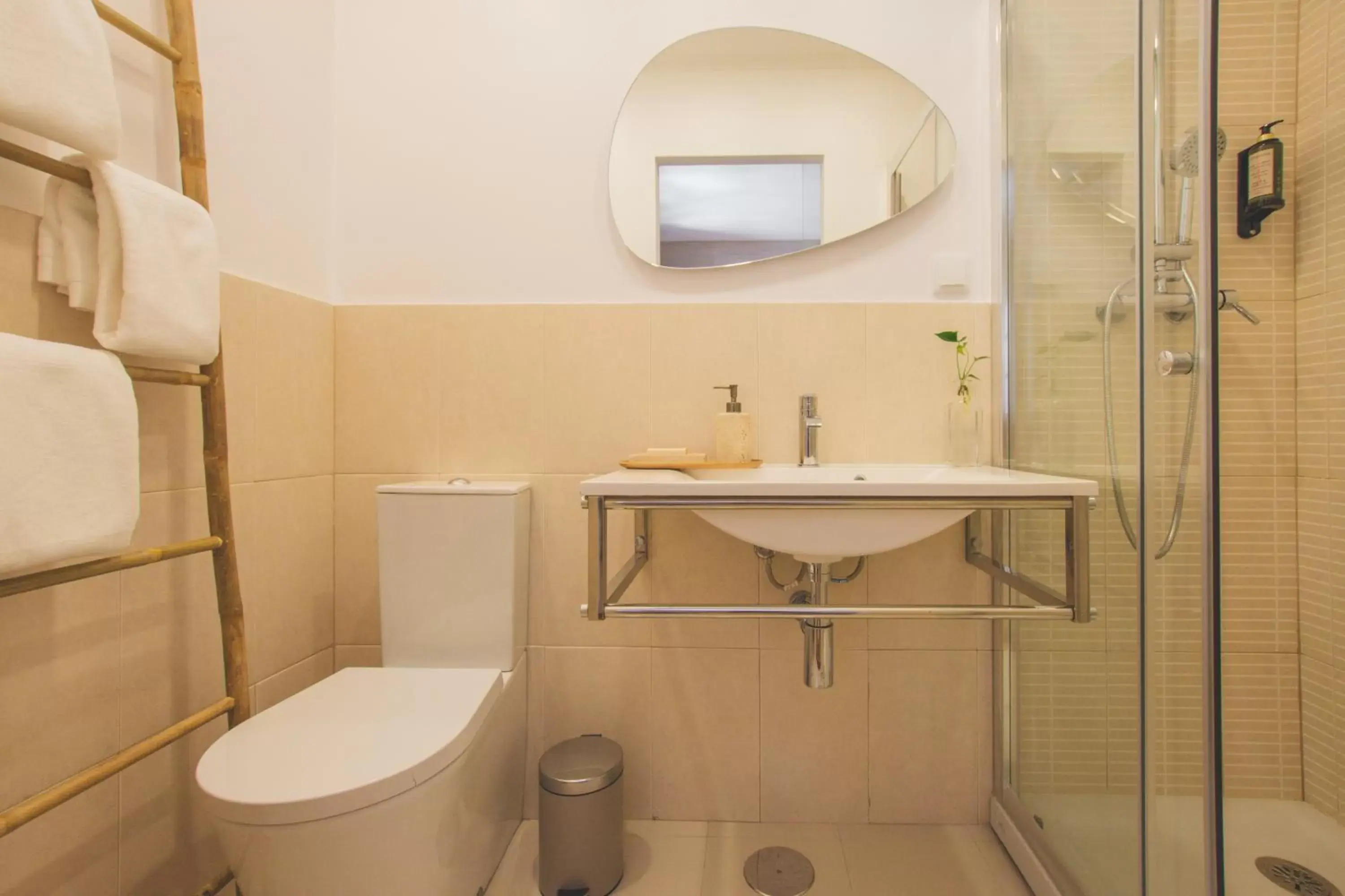 Shower, Bathroom in Villa Pietra Estoril Eco Guesthouse