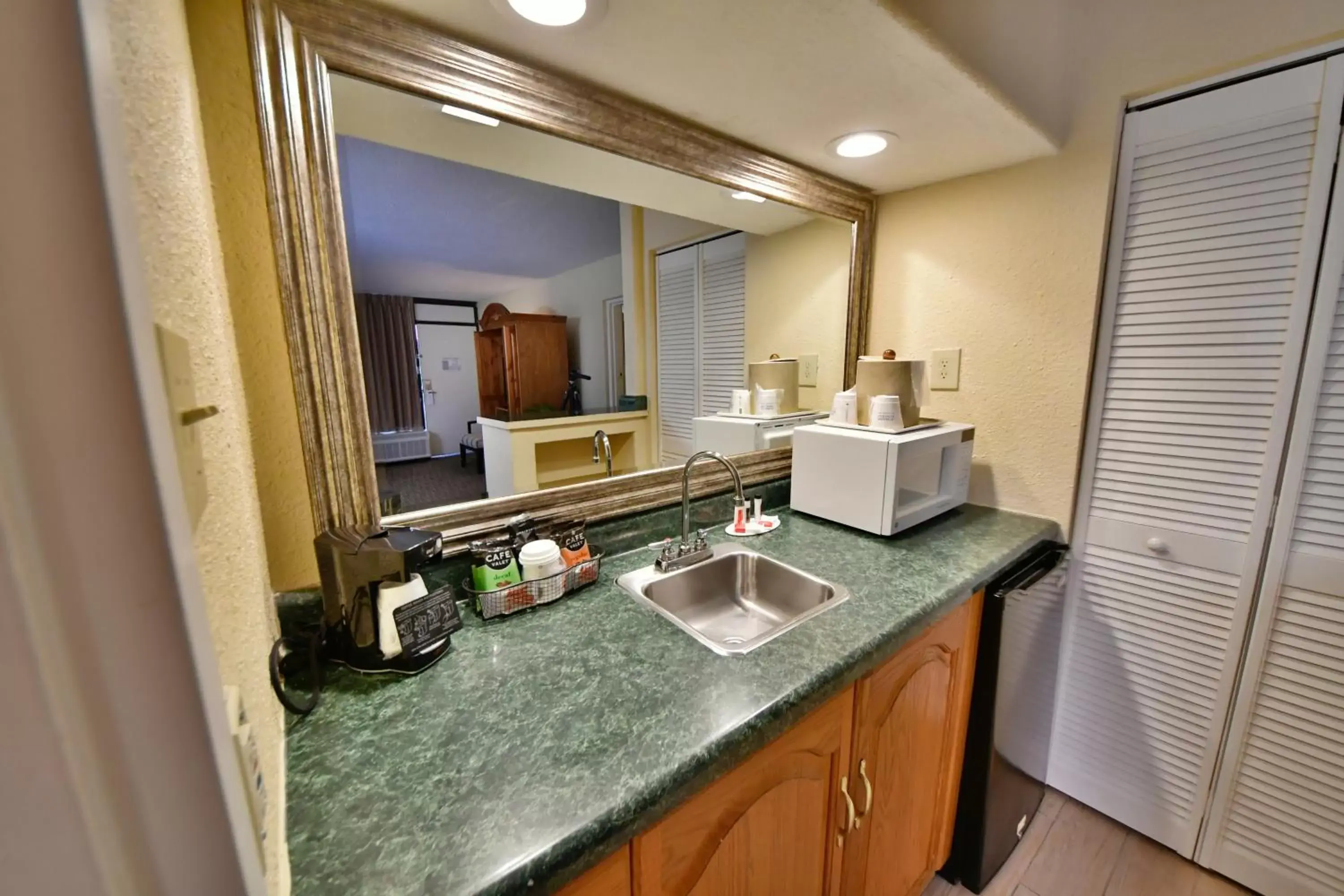 Kitchen or kitchenette, Kitchen/Kitchenette in Ramada by Wyndham Jacksonville Hotel & Conference Center