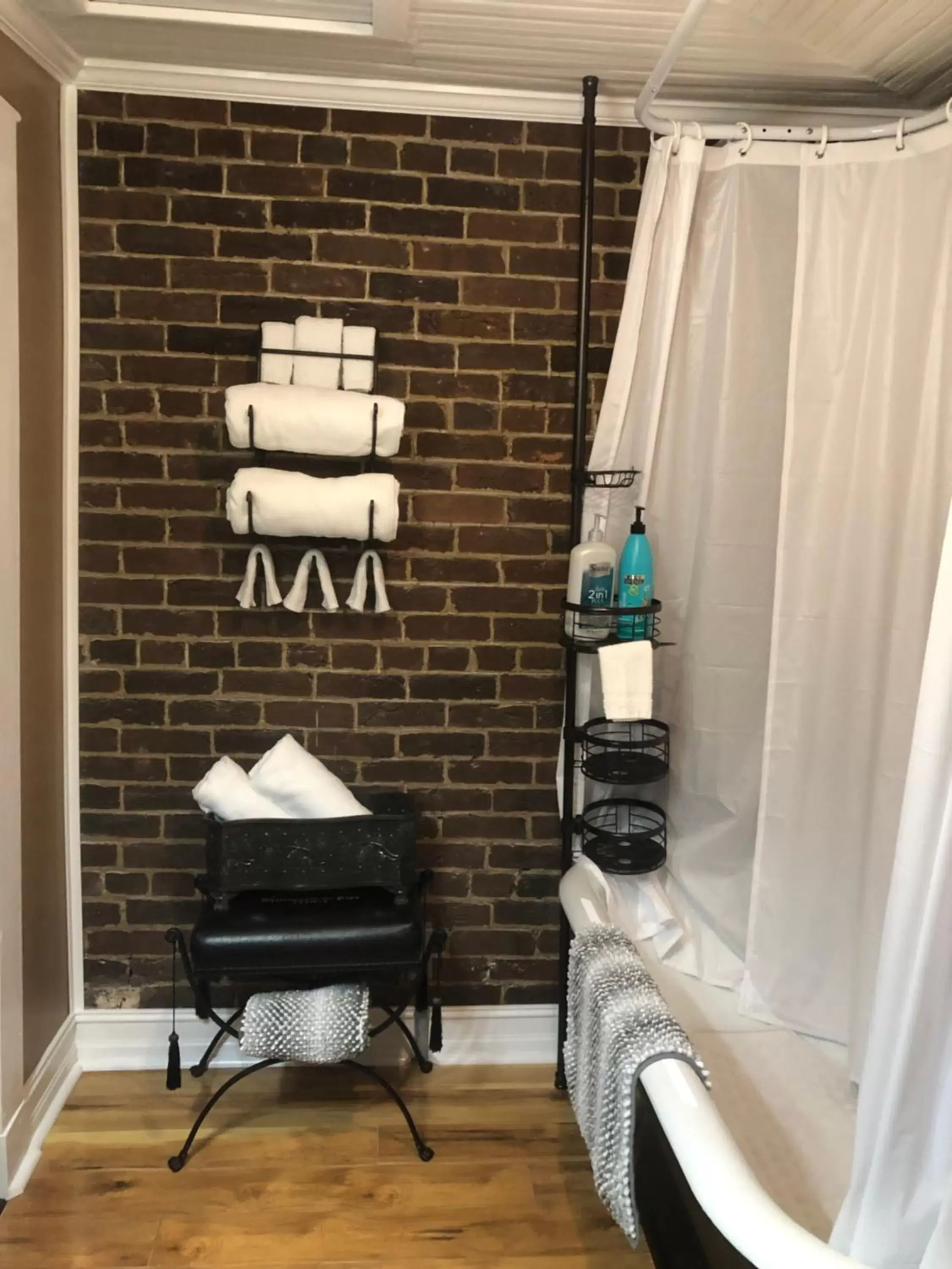 towels, Seating Area in Belmont Inn