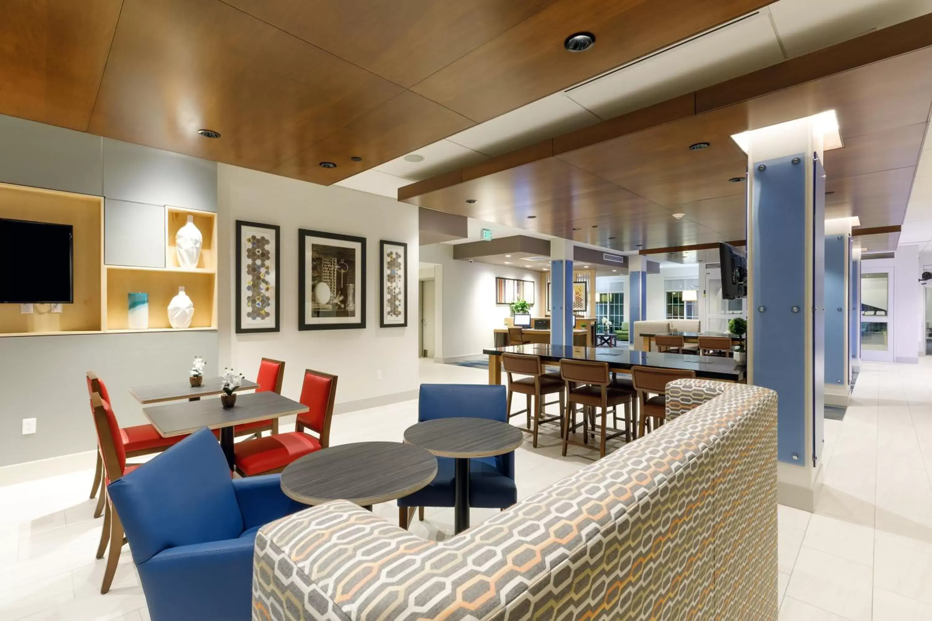 Breakfast, Lounge/Bar in Holiday Inn Express & Suites - Sturbridge, an IHG Hotel