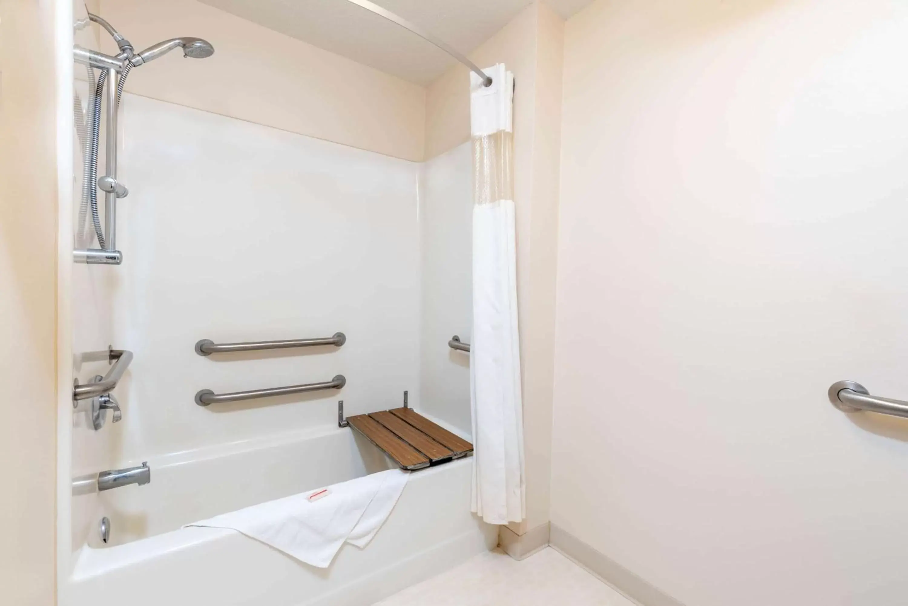Bathroom in Summerset Hotel and Suites Rapid City West