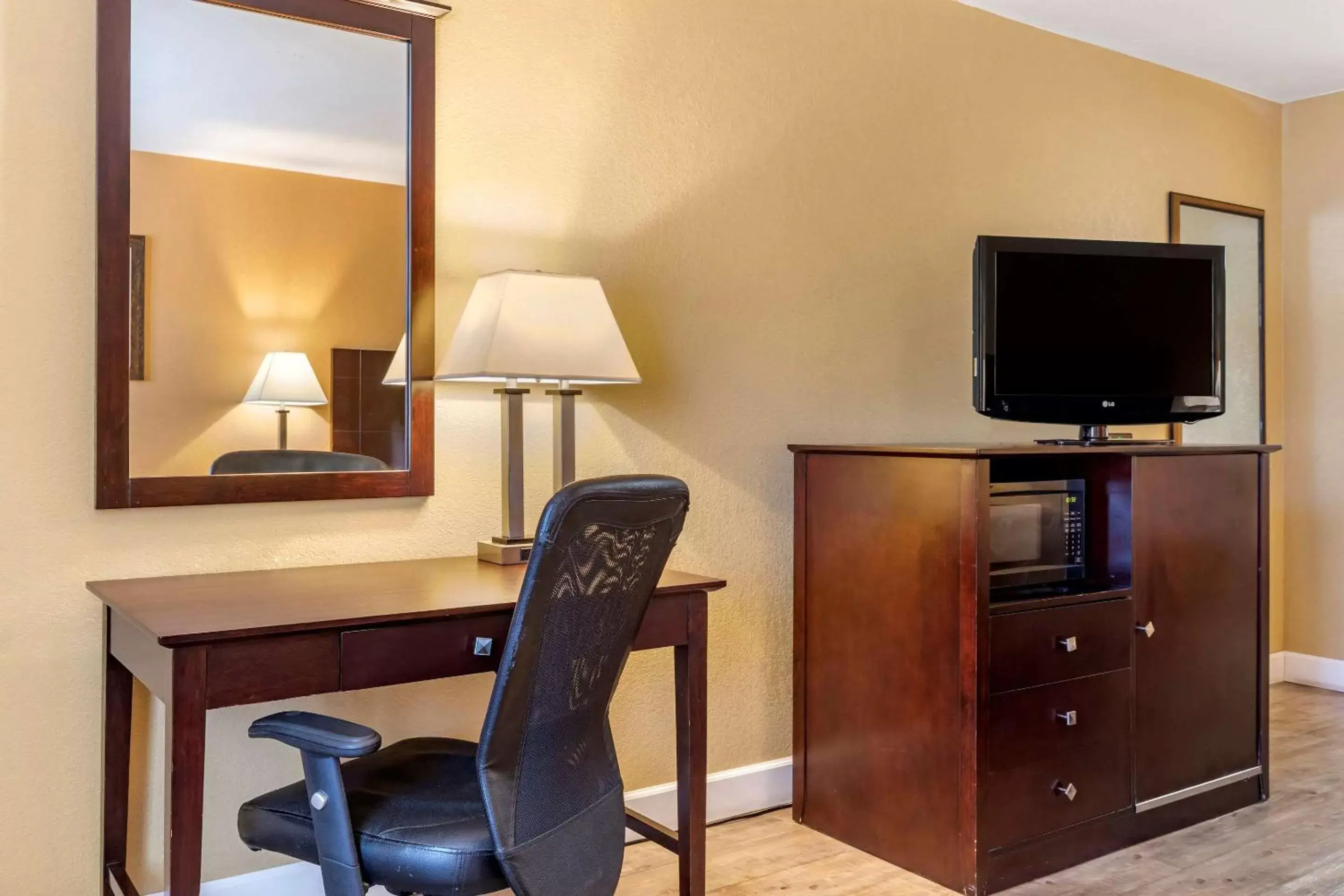 Photo of the whole room, TV/Entertainment Center in Quality Inn Russellville I-40