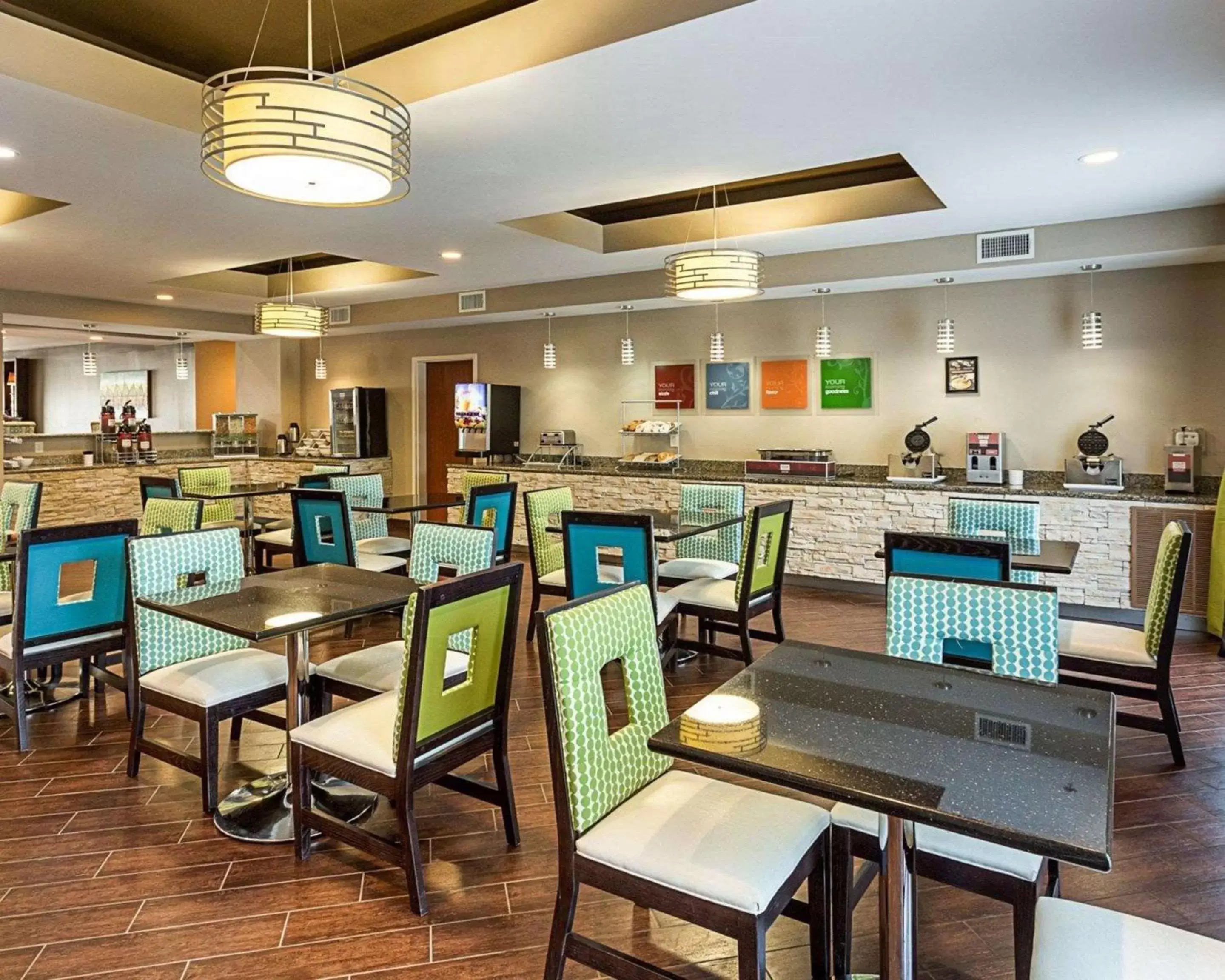 Breakfast, Restaurant/Places to Eat in Comfort Suites near Tanger Outlet Mall