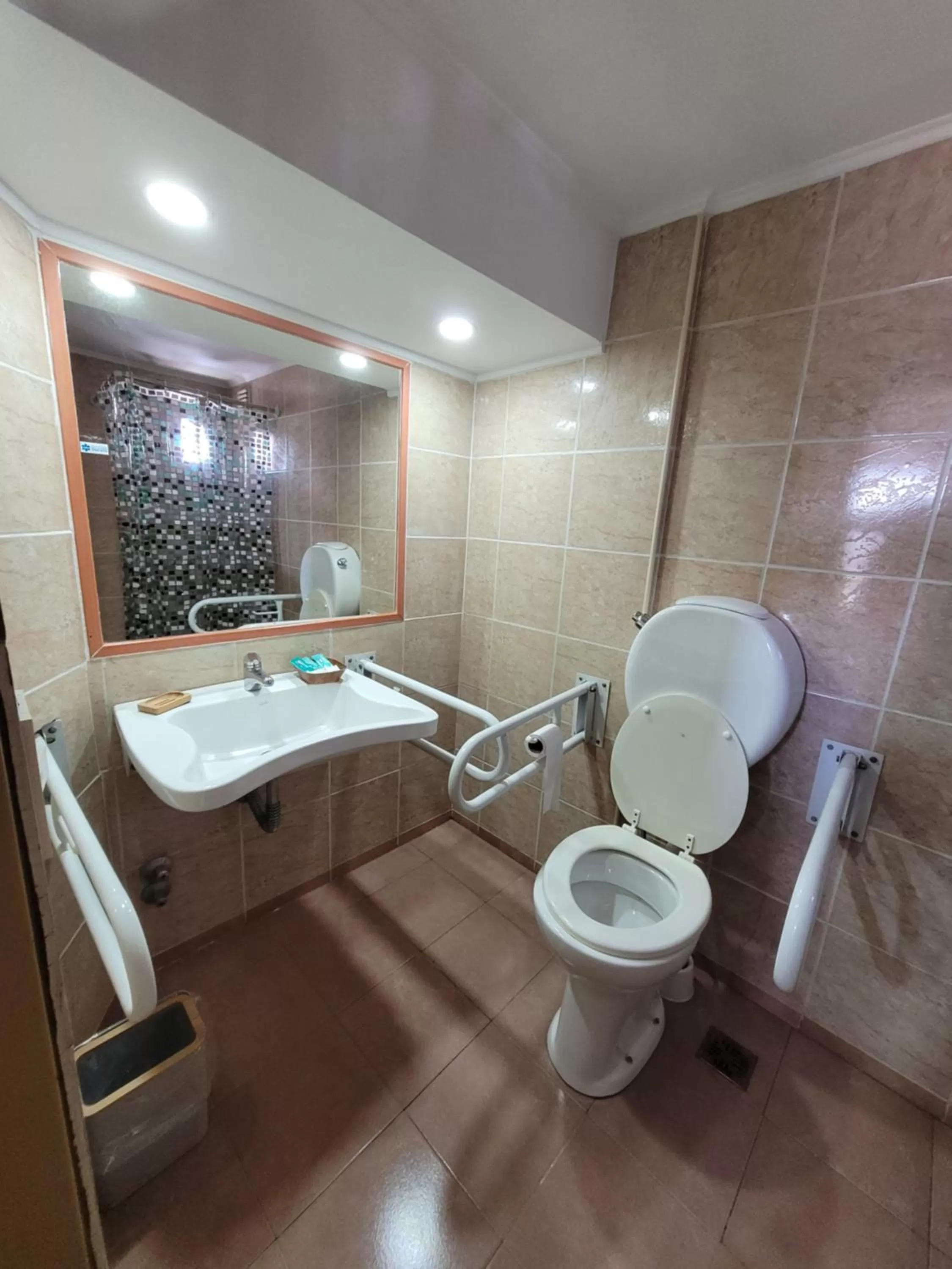 Shower in Hotel ATEPSA