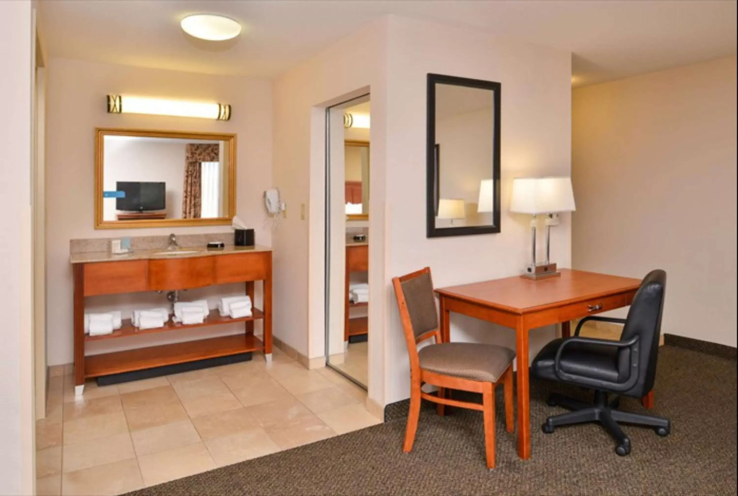 Bedroom, Dining Area in Hampton Inn & Suites Richmond
