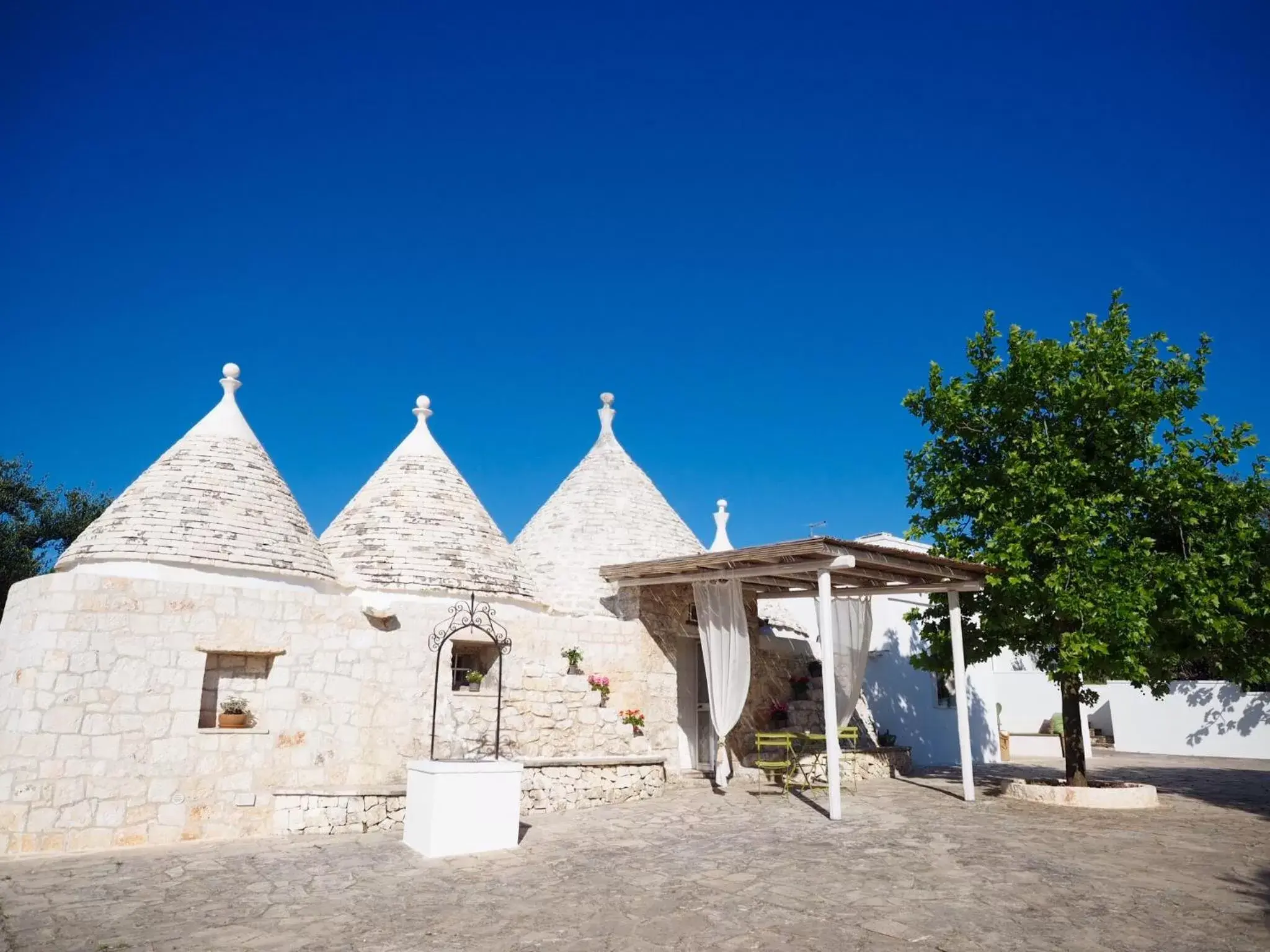 Patio, Property Building in Relais Trulli Le Icone