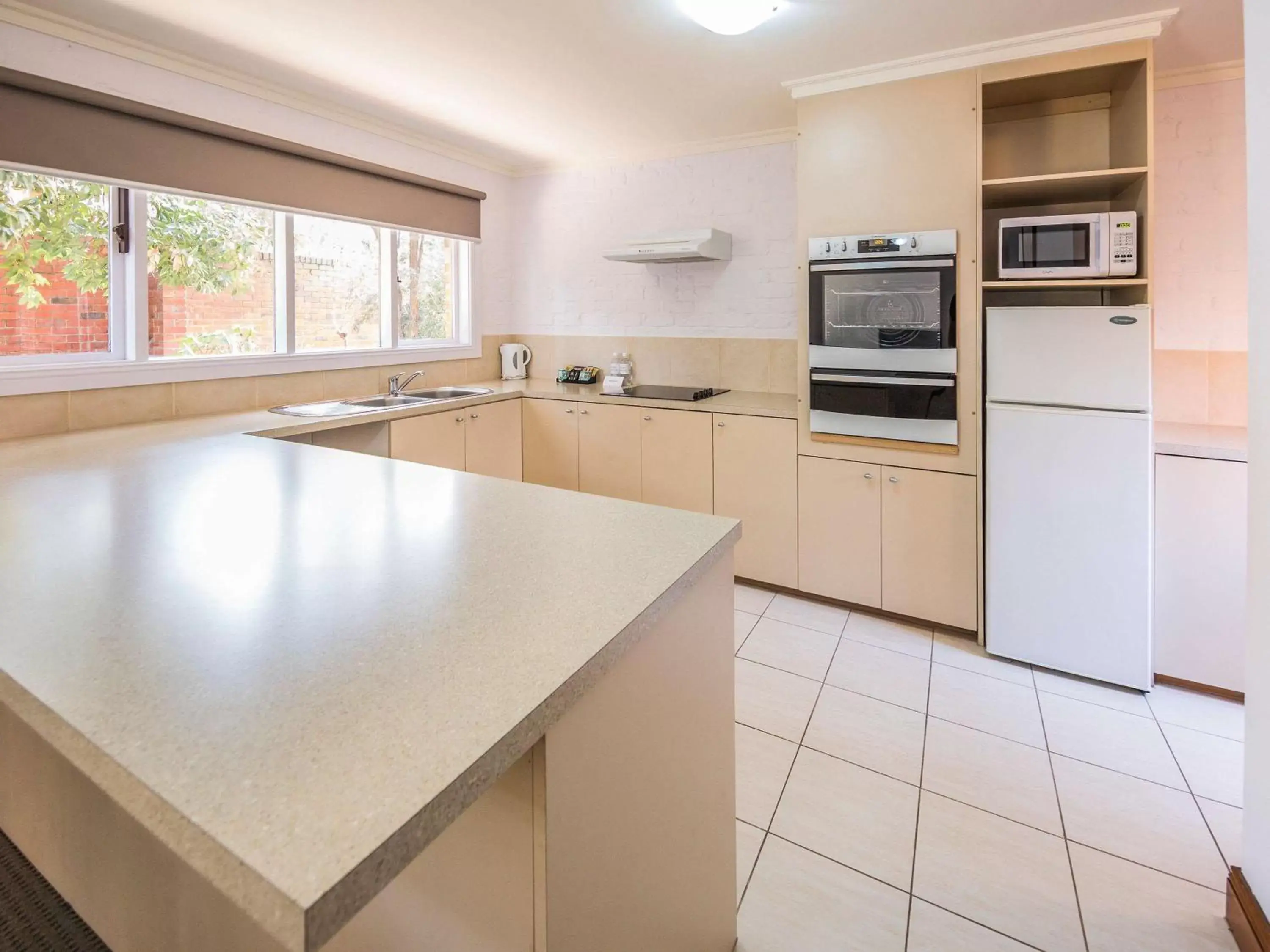 Photo of the whole room, Kitchen/Kitchenette in Mercure Ballarat Hotel & Convention Centre