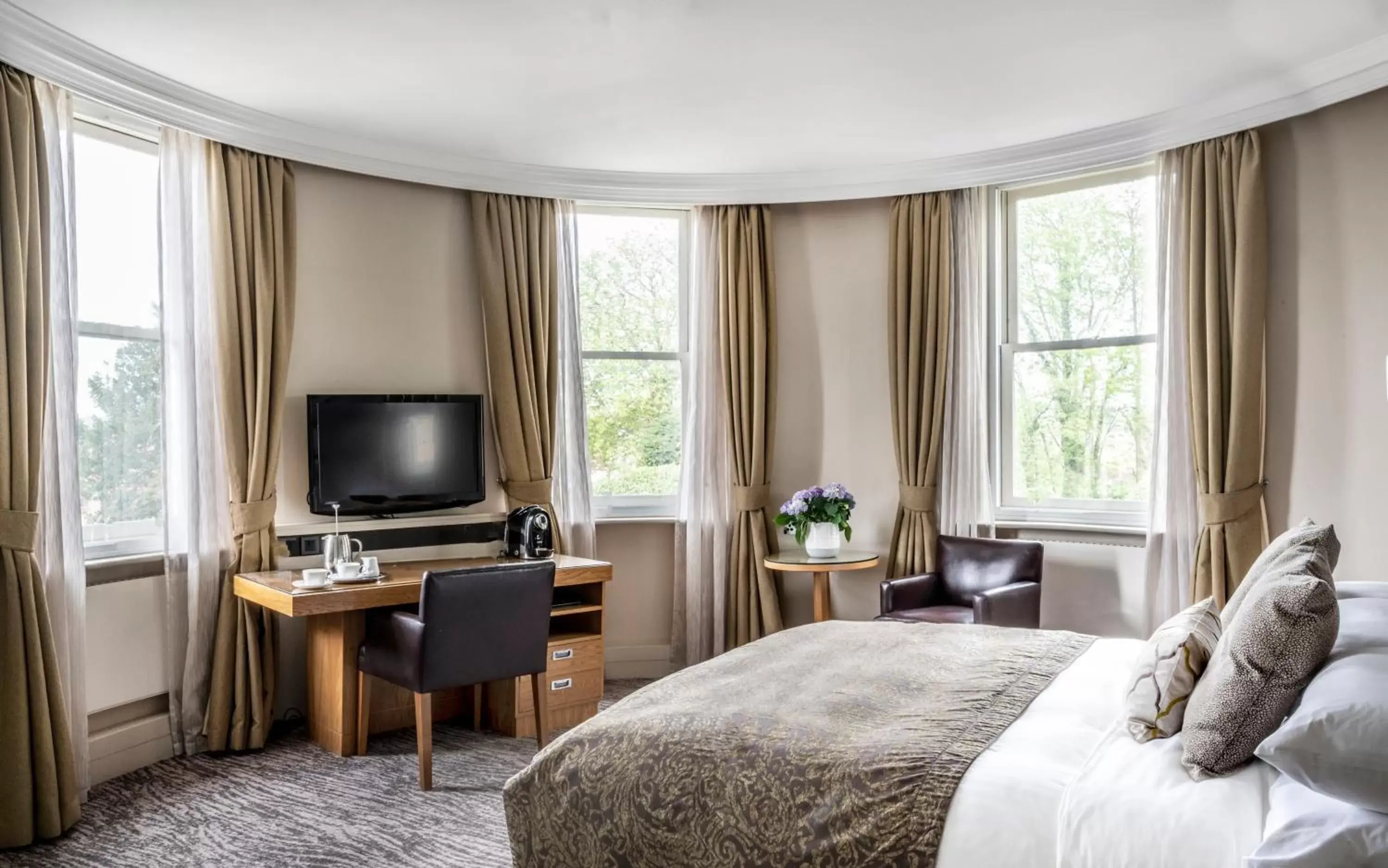 Bedroom, TV/Entertainment Center in Woodlands Park Hotel