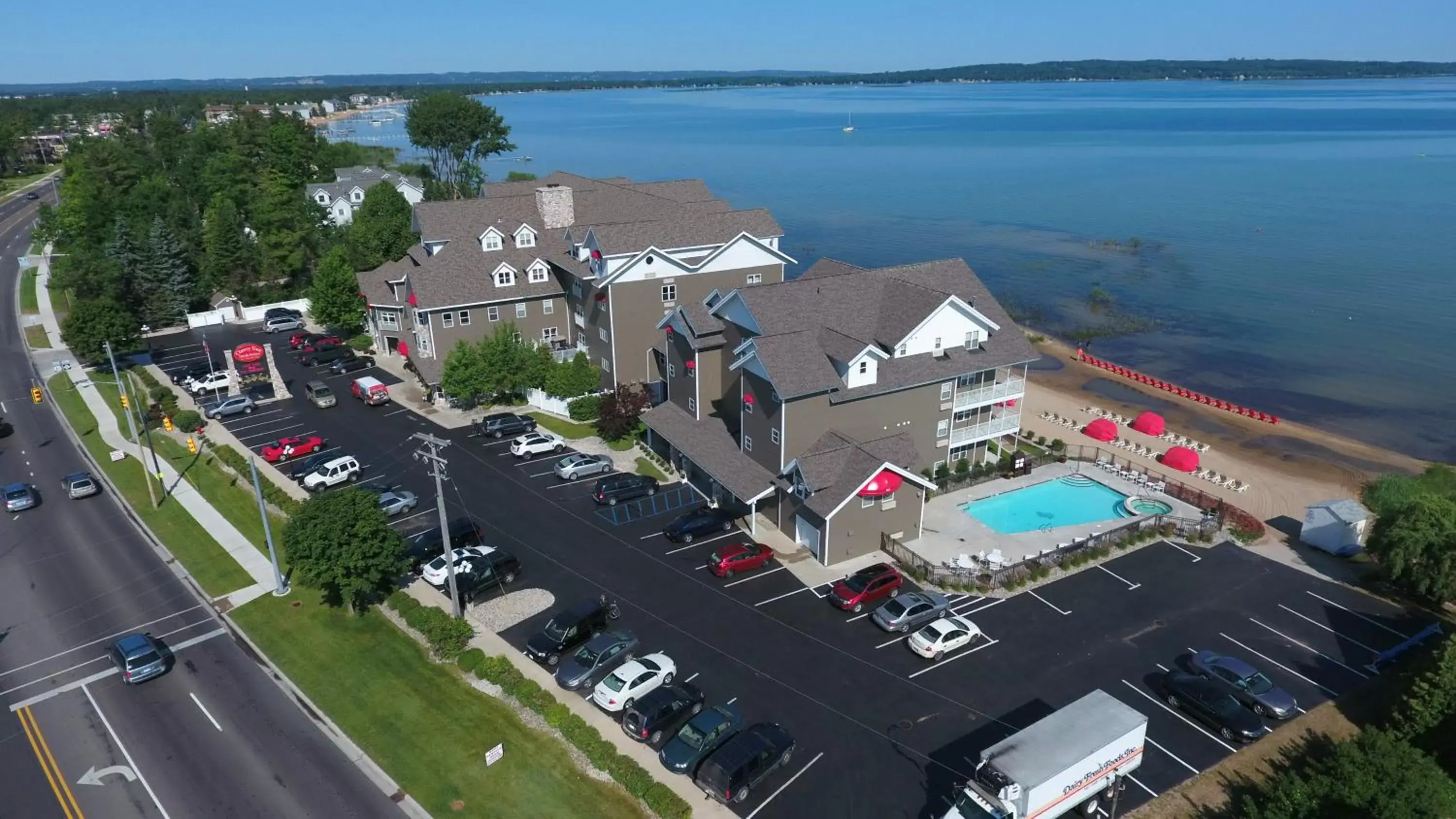 Facade/entrance, Bird's-eye View in Cherry Tree Inn & Suites