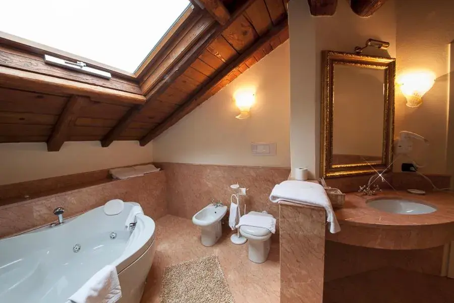 Hot Tub, Bathroom in Hotel Villa Giulia