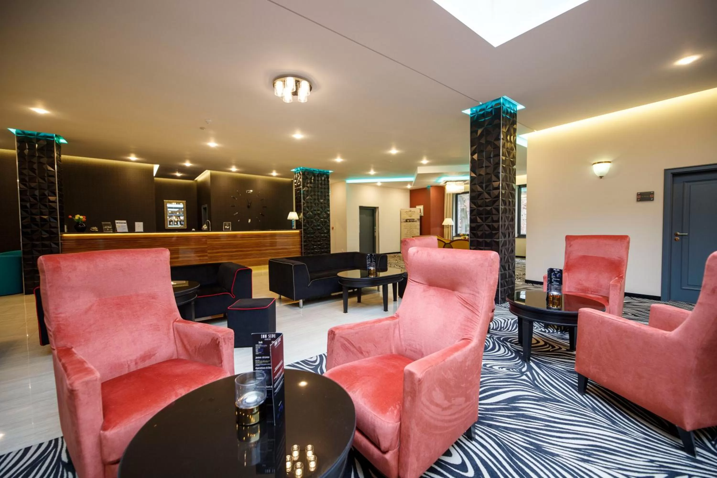 Lobby or reception in Parkhotel Carlsbad Inn