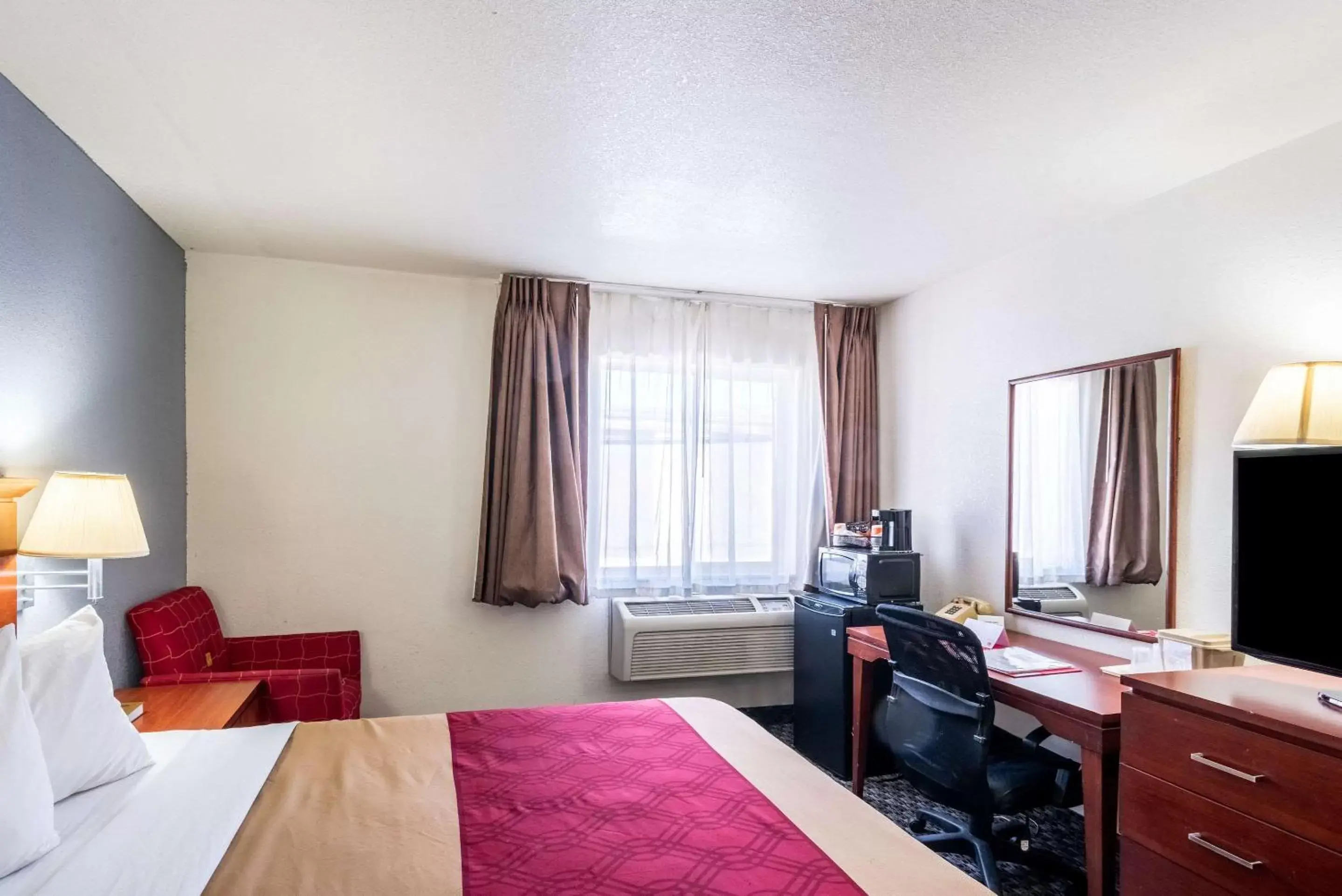 Photo of the whole room, TV/Entertainment Center in Econo Lodge Canon City