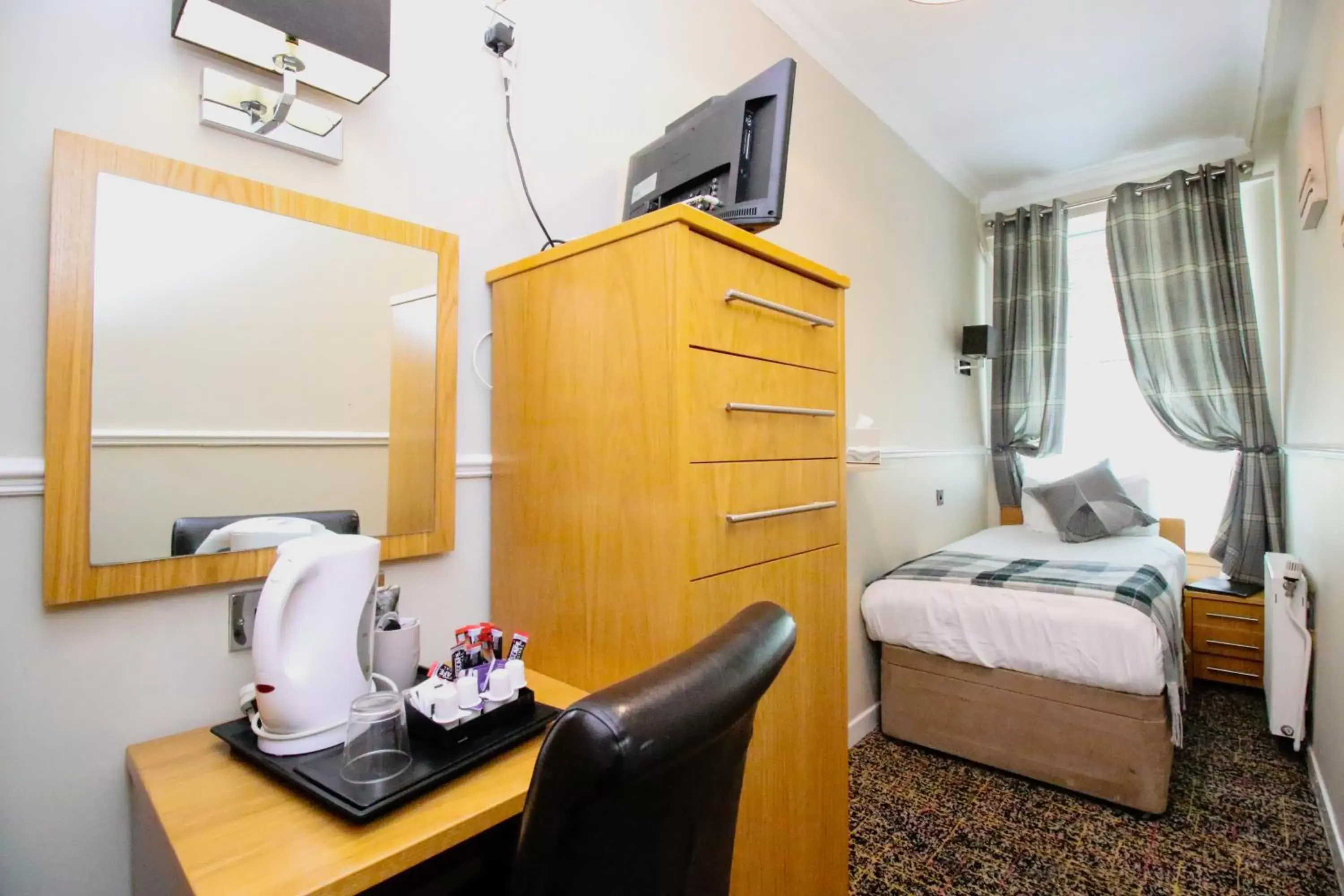 Bedroom in Kelvingrove Hotel - Sauchiehall St