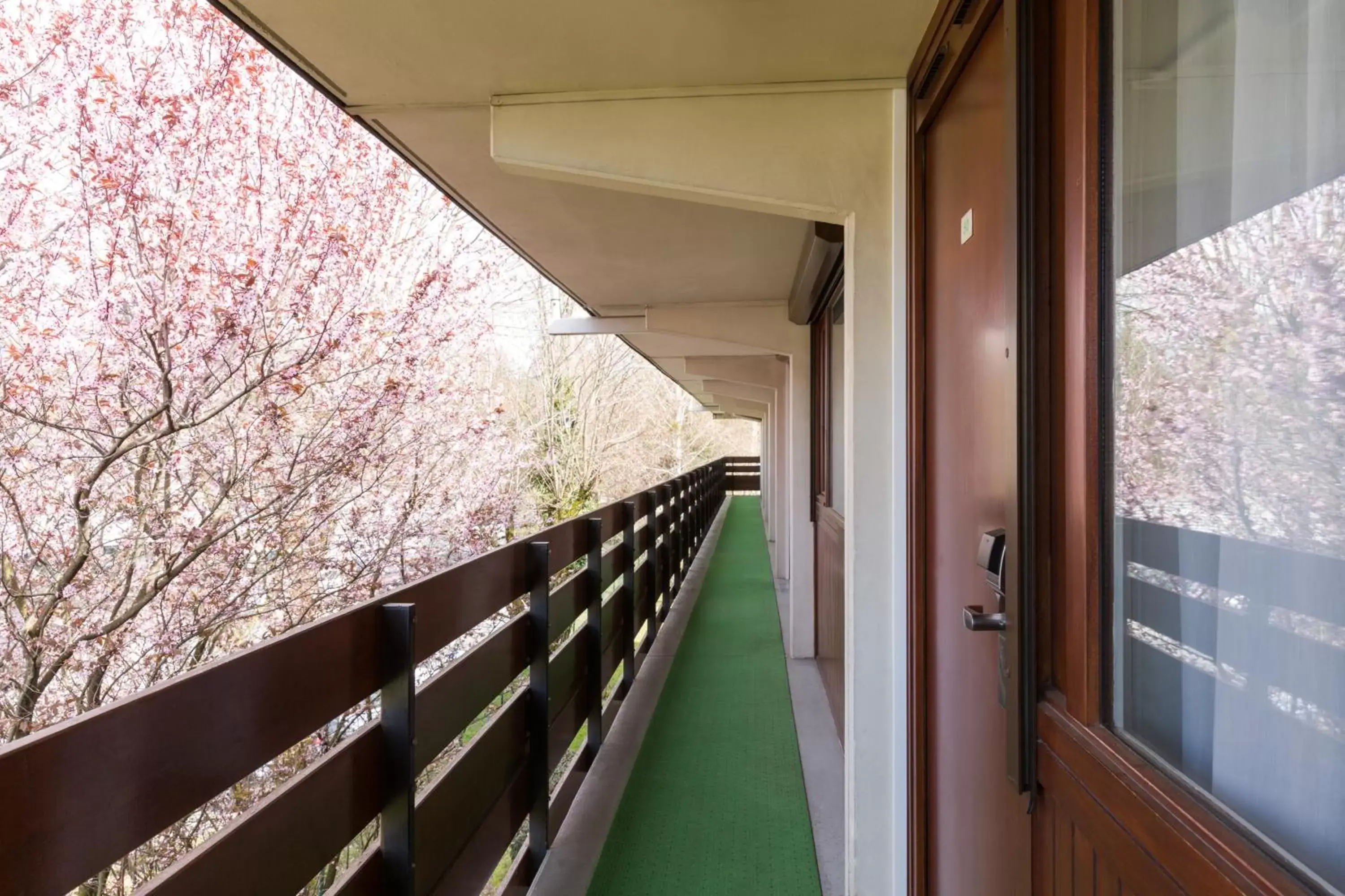 Facade/entrance, Balcony/Terrace in The Originals City, Hôtel Annecy Aéroport (Inter-Hotel)