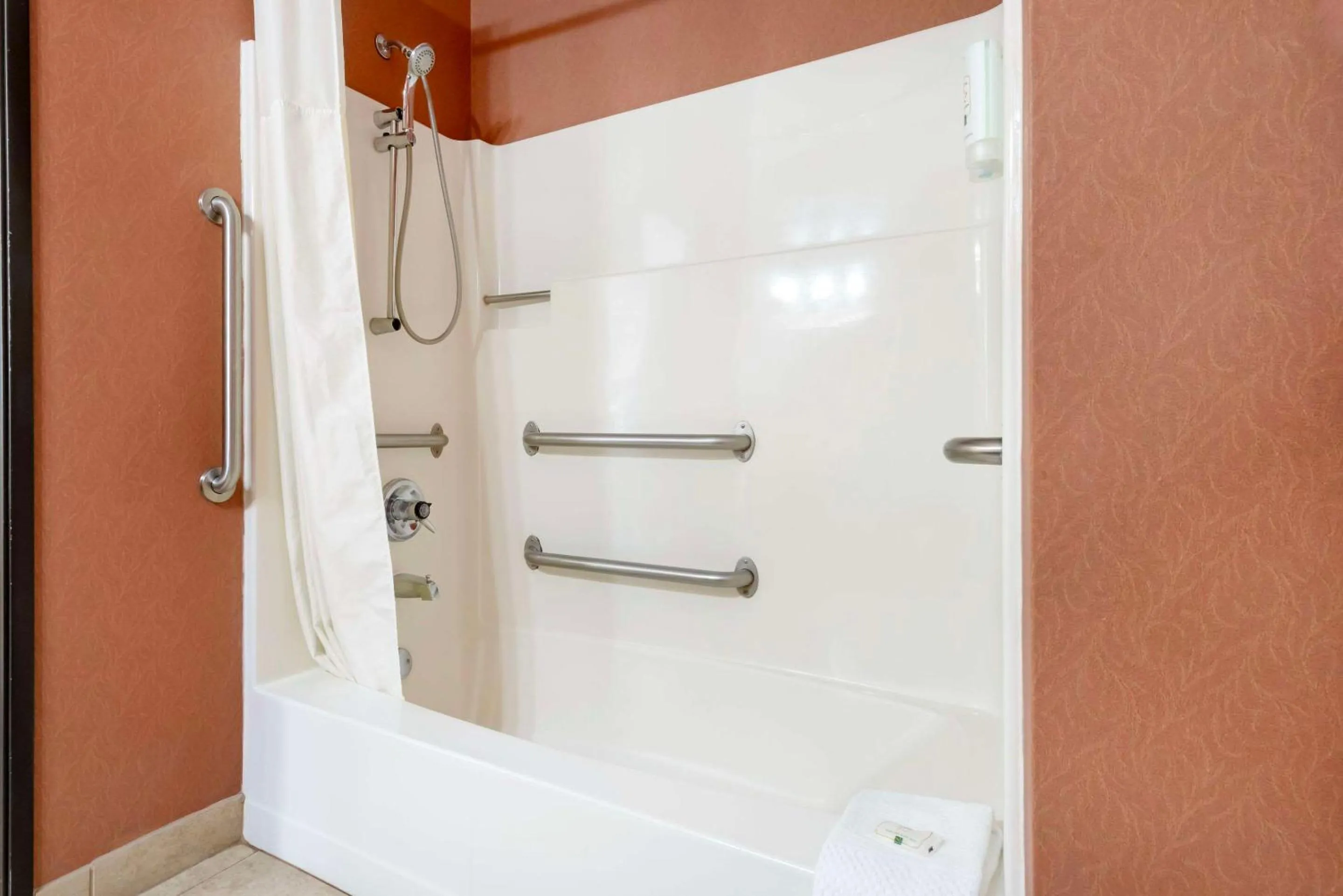 Bedroom in Quality Inn Bemidji