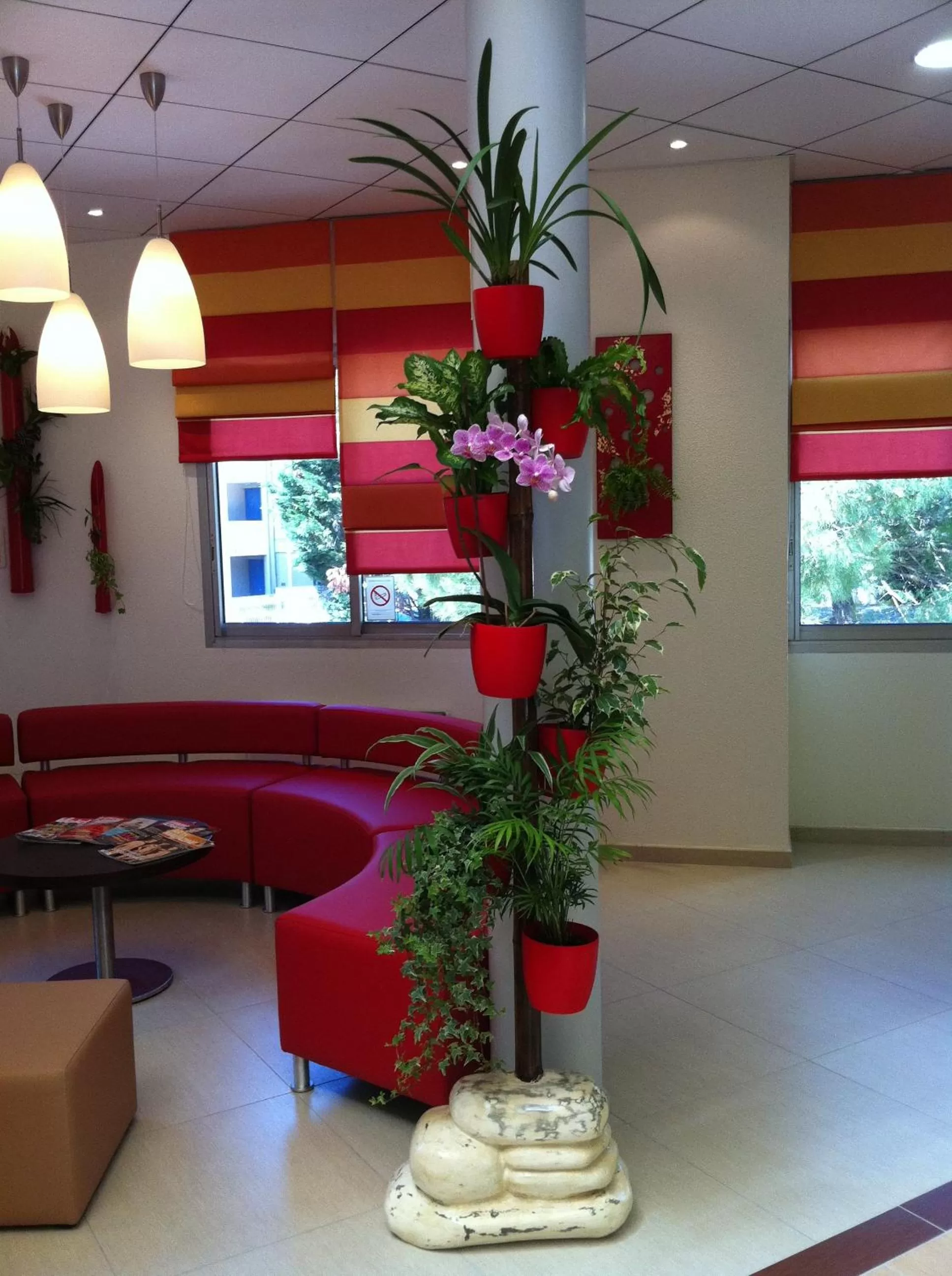 Lobby or reception in ibis Sète Balaruc les Bains Bien-être et Spa