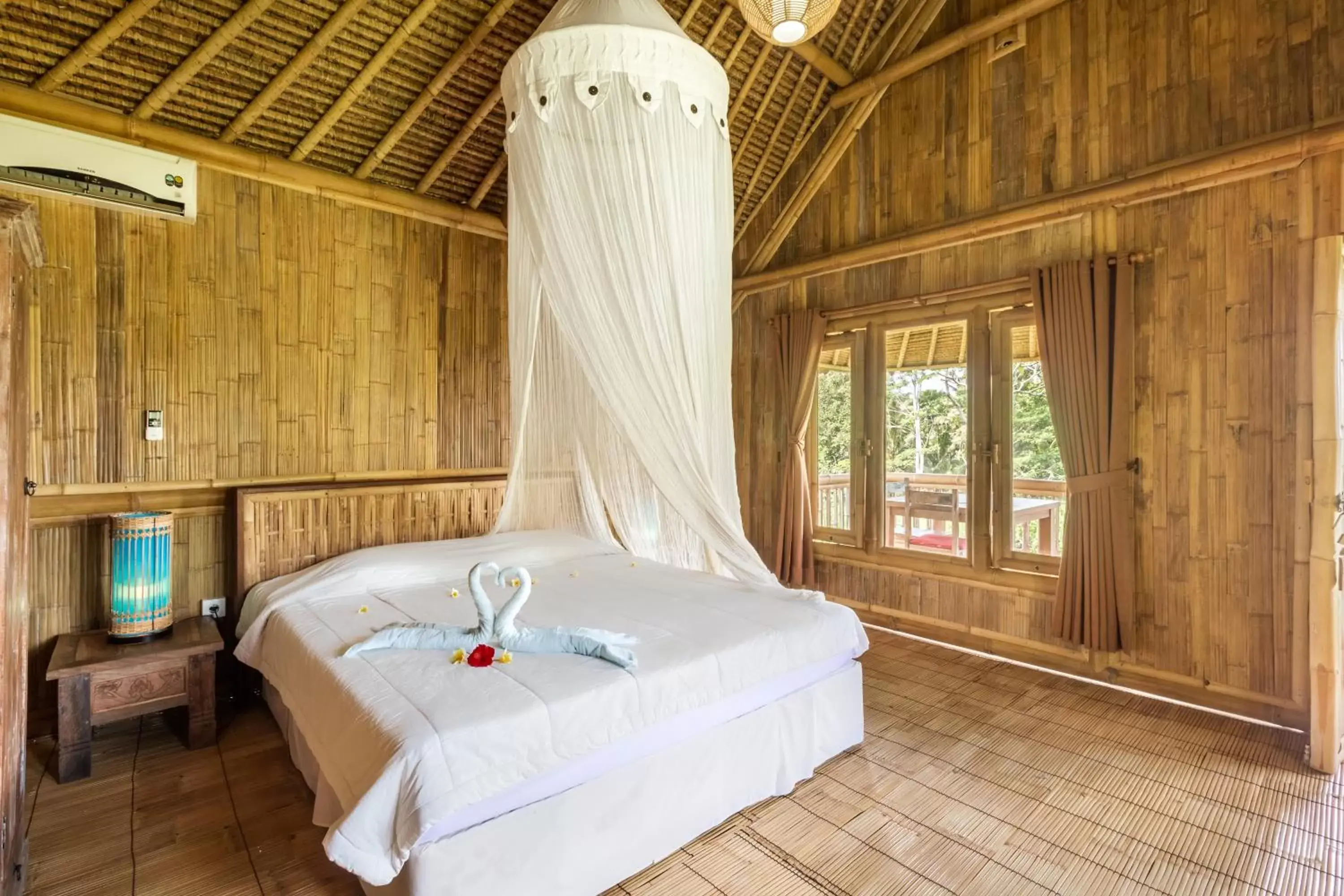 Photo of the whole room, Bed in Puri Taman Sari