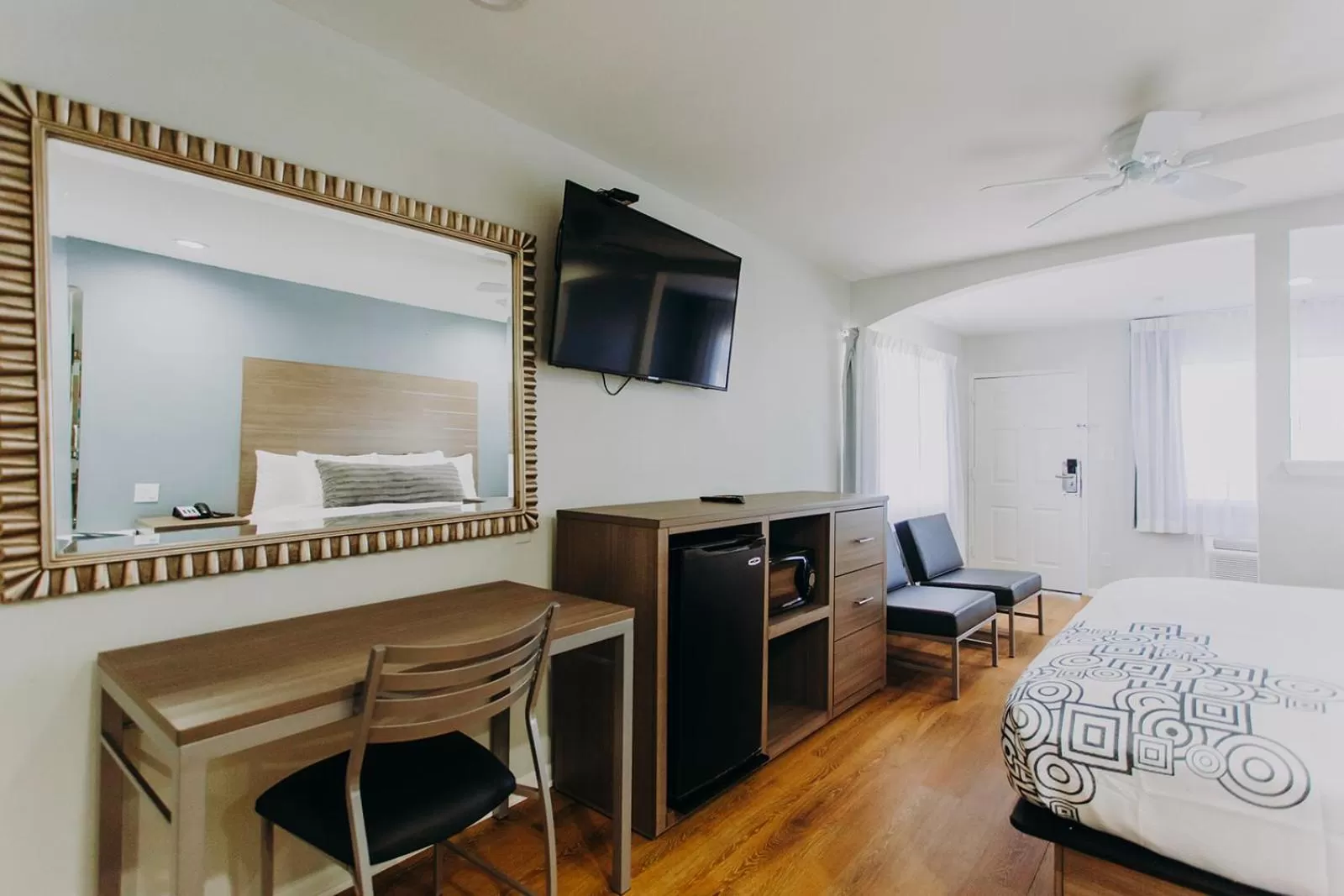 Seating area, Bed in Scottish Inn & Suites - Kemah Boardwalk