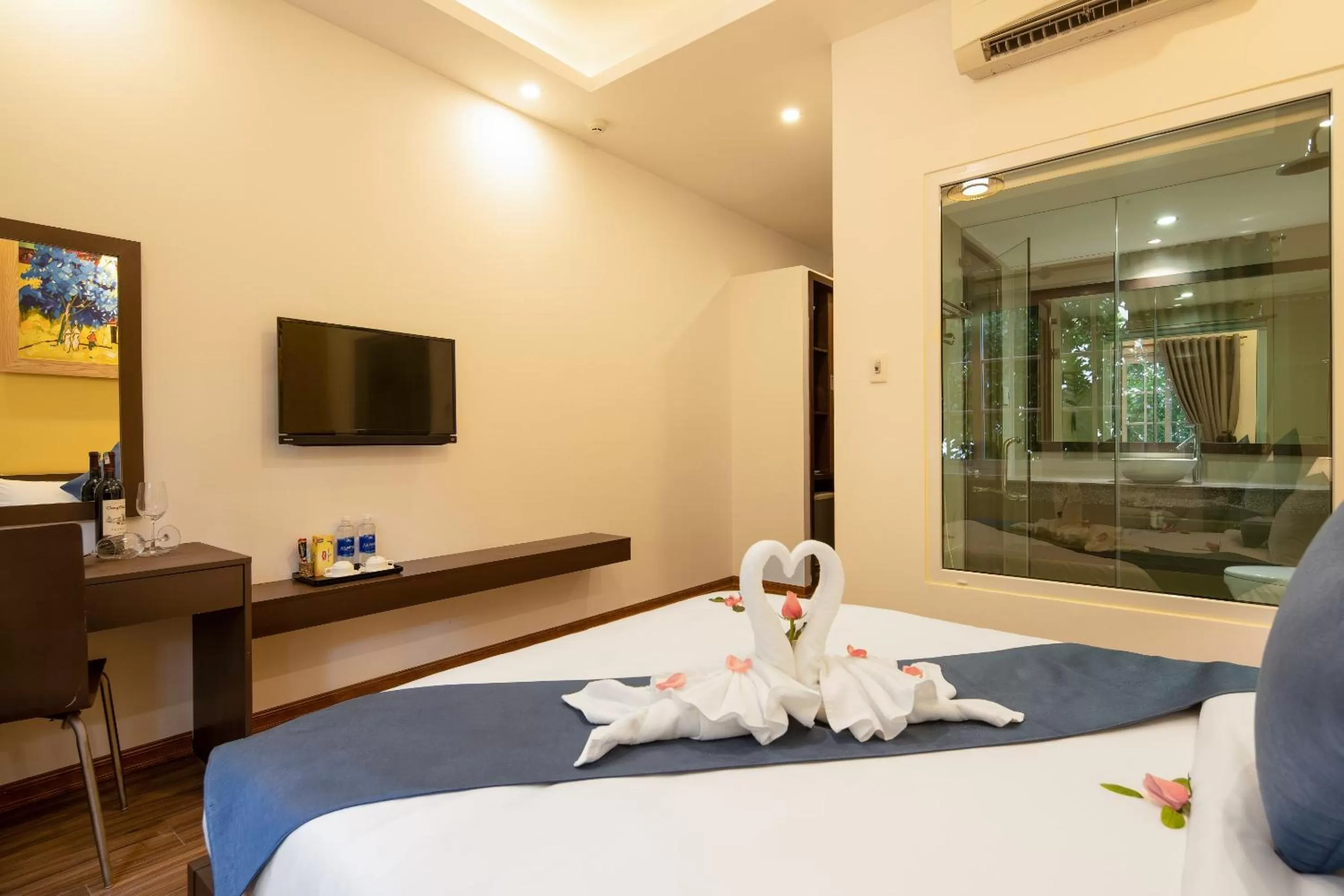 Bed in TRIPLE Riverside Villa Hotel HoiAn