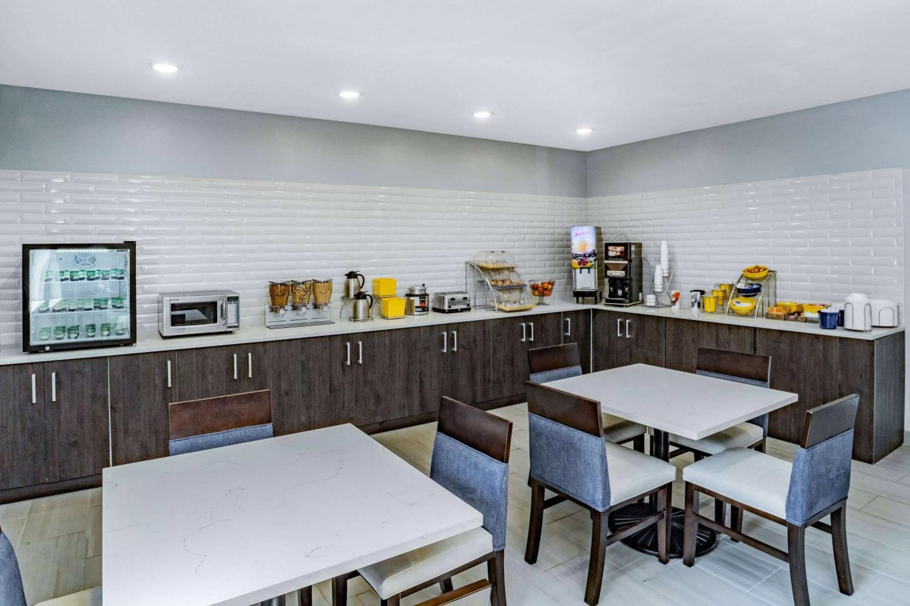 Breakfast in Days Inn & Suites by Wyndham Horn Lake - Memphis Graceland