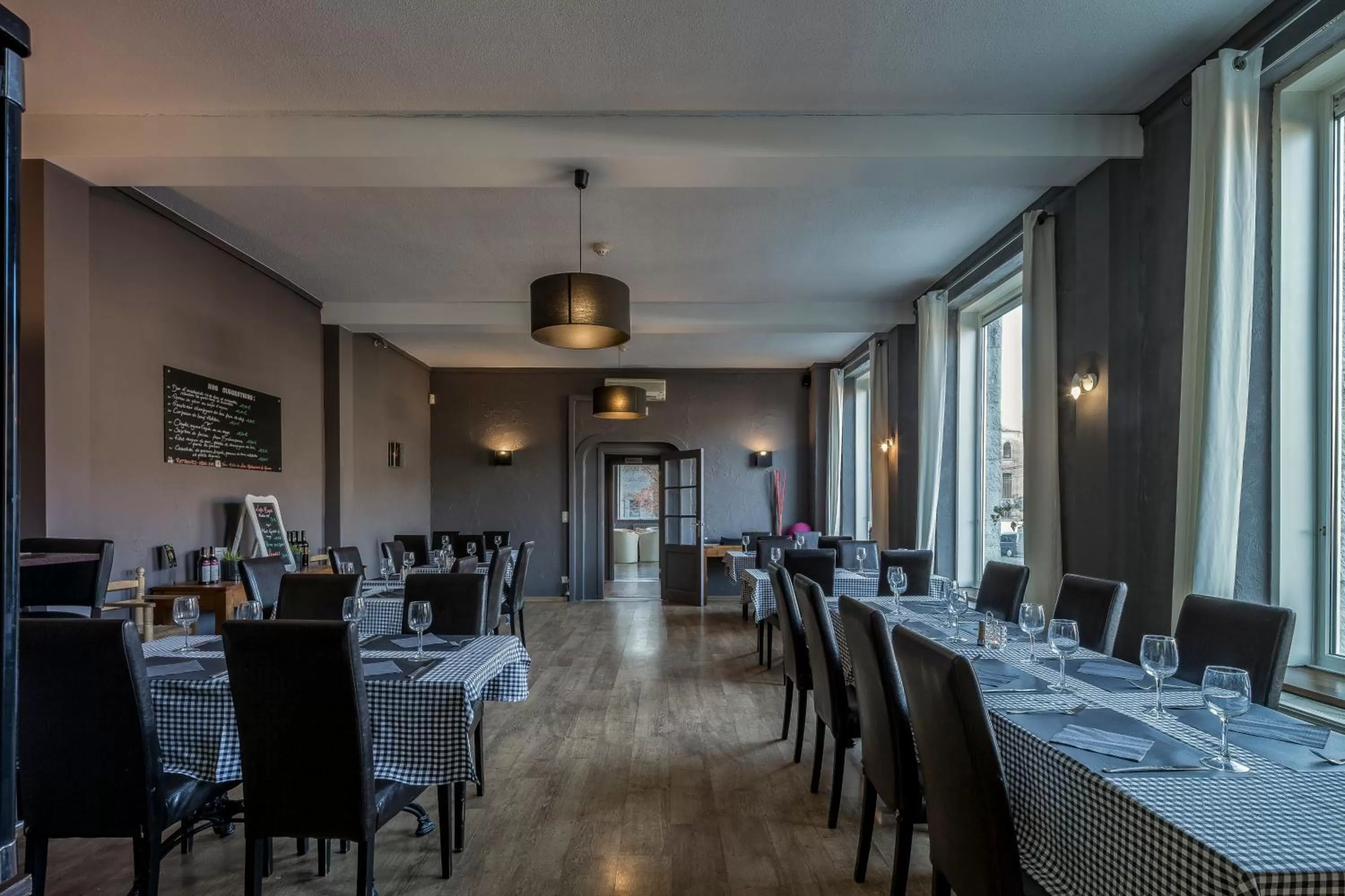 Restaurant/places to eat in New Hotel de Lives