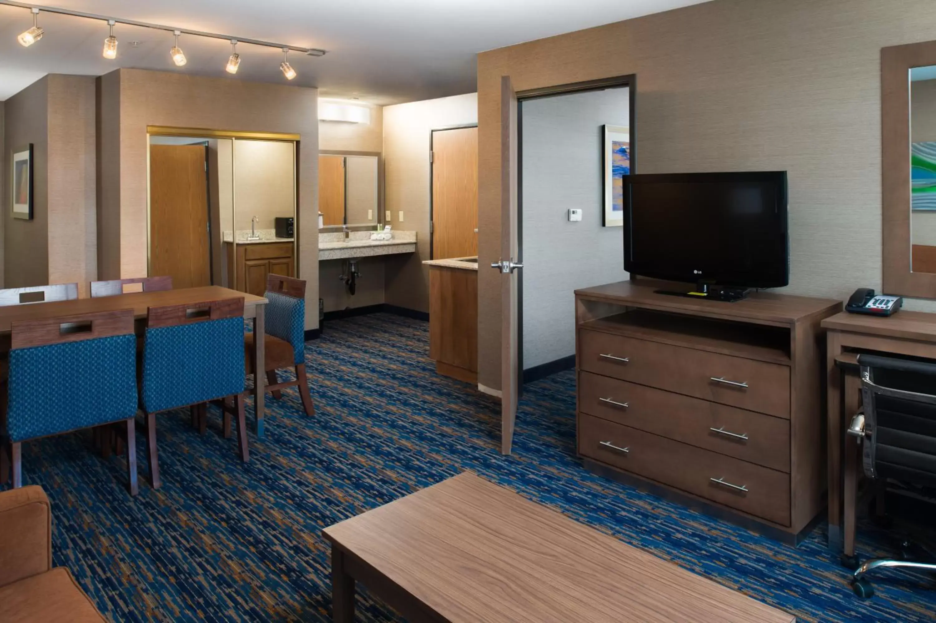 Photo of the whole room, TV/Entertainment Center in Holiday Inn Express Rocklin - Galleria Area, an IHG Hotel