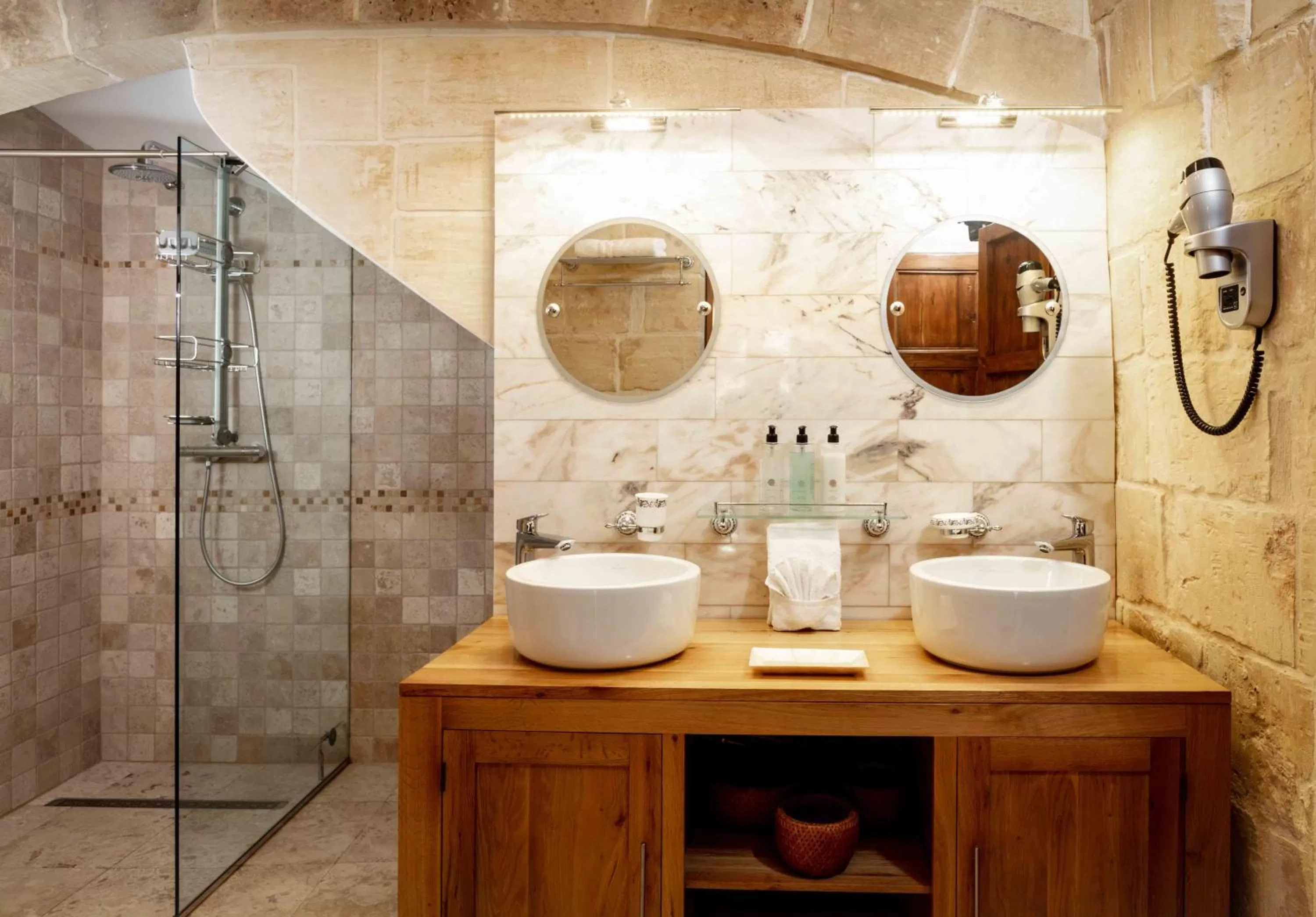 Shower in The 3Cities Auberge