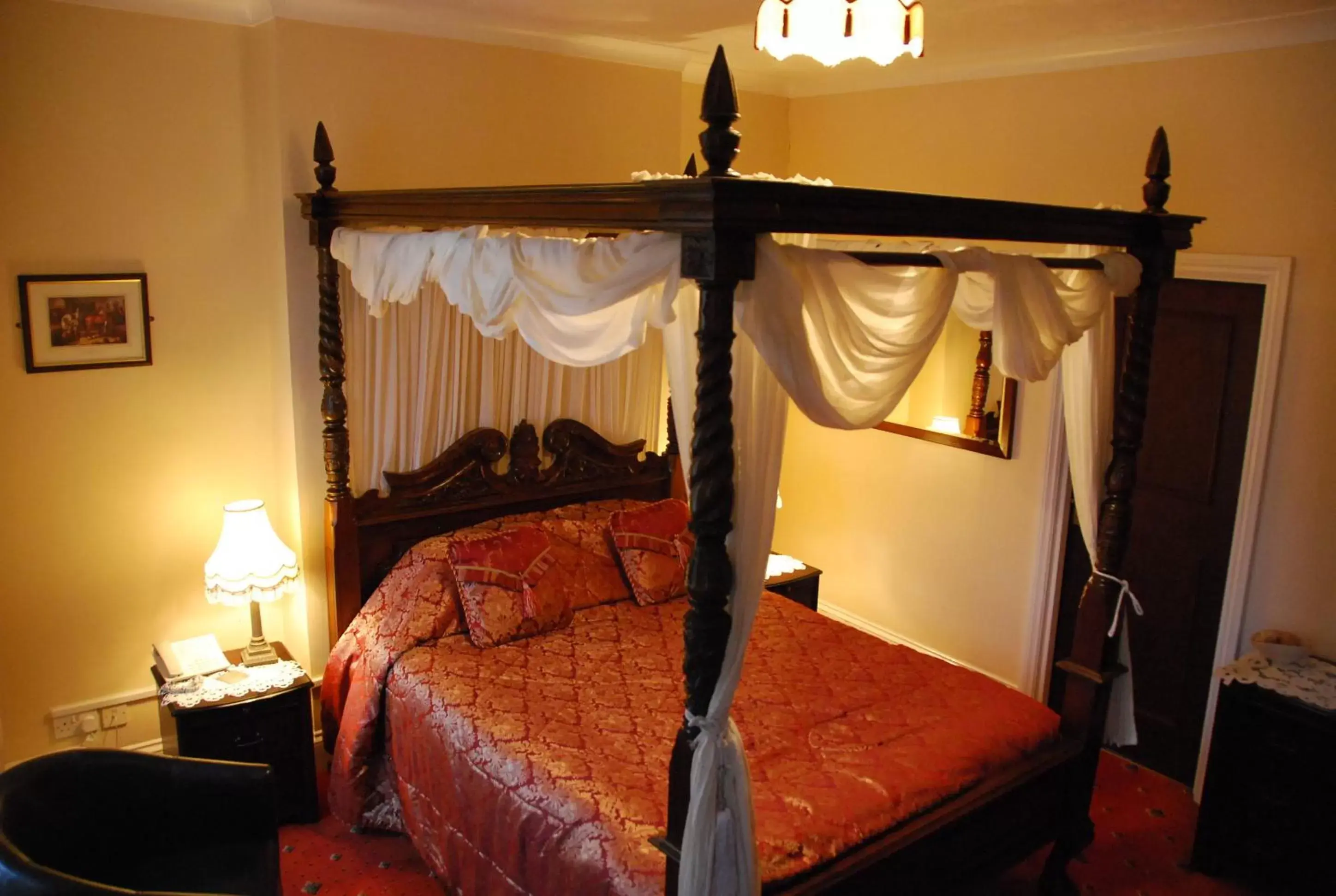 Photo of the whole room, Bed in Boars Head Hotel