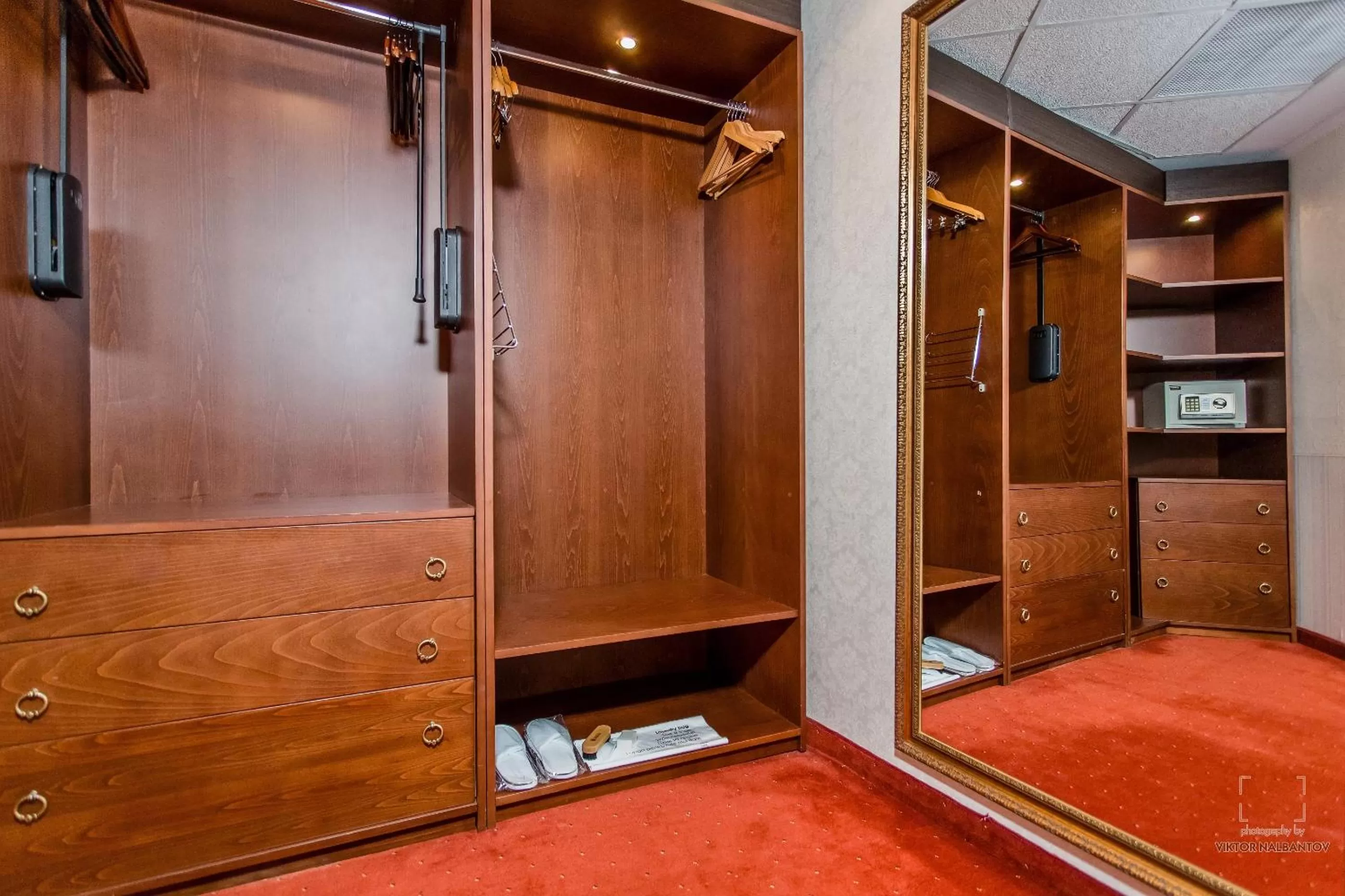 wardrobe, Bed in Grand Hotel Pomorie - Medical spa