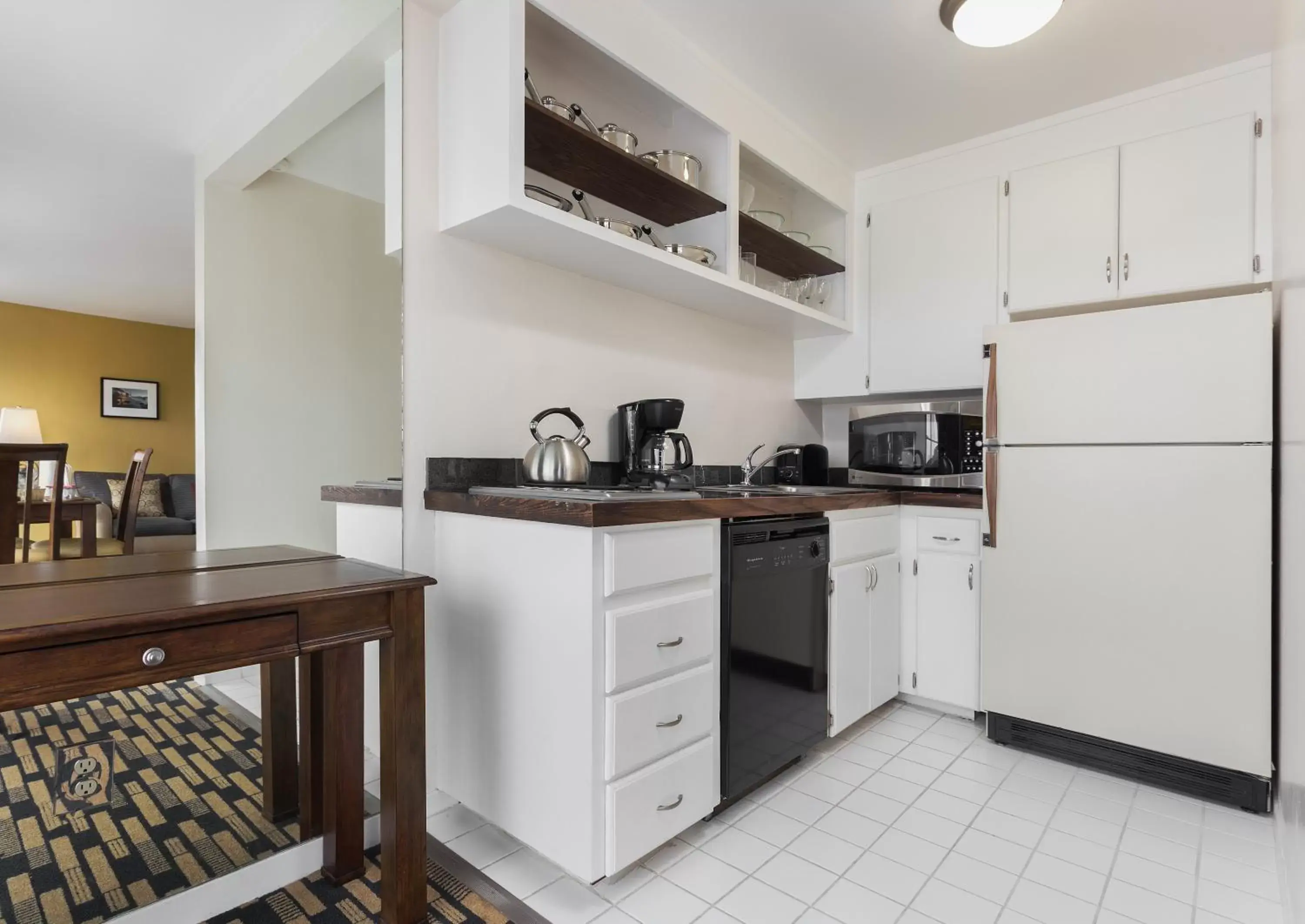 Kitchen or kitchenette, Kitchen/Kitchenette in The Suites at Fisherman's Wharf