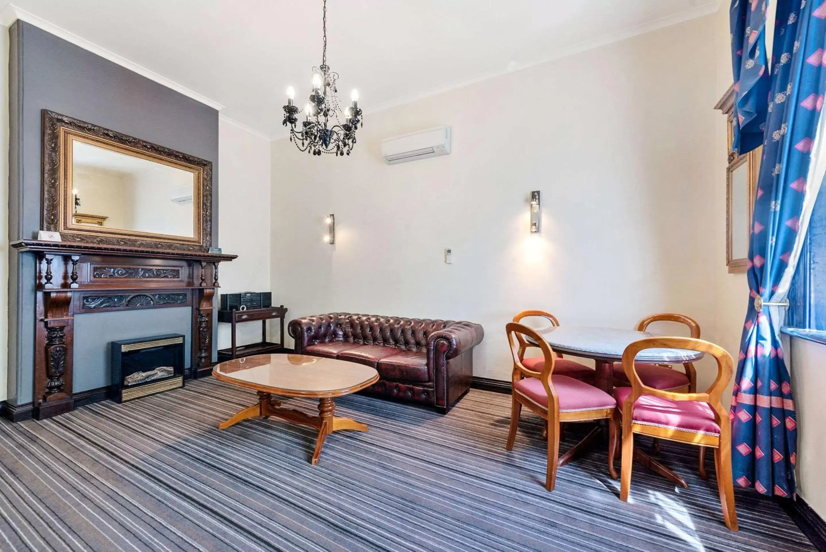 Photo of the whole room, Seating Area in Quality Hotel Colonial Launceston