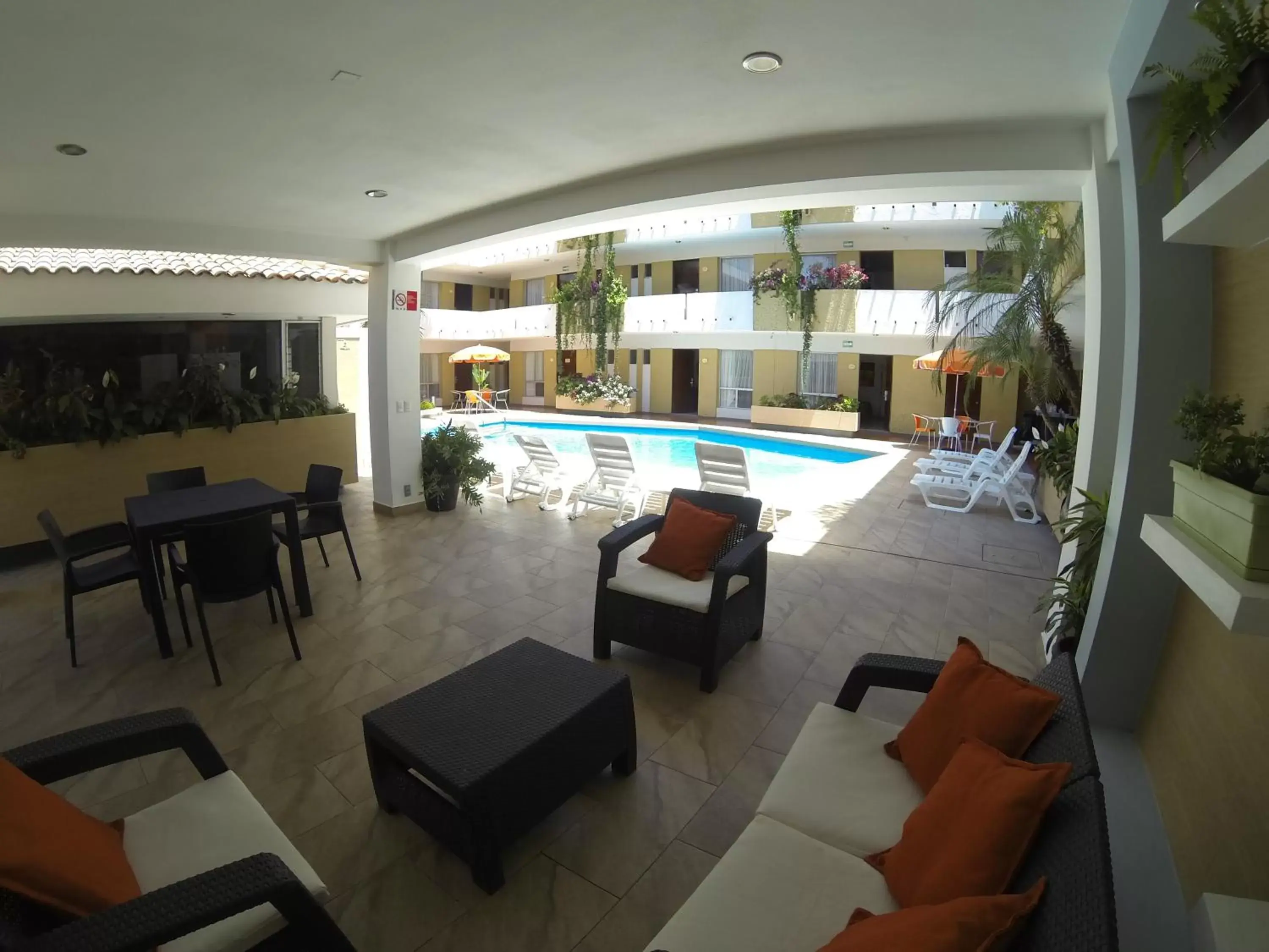 Lounge or bar, Swimming Pool in Hotel Azteca Inn