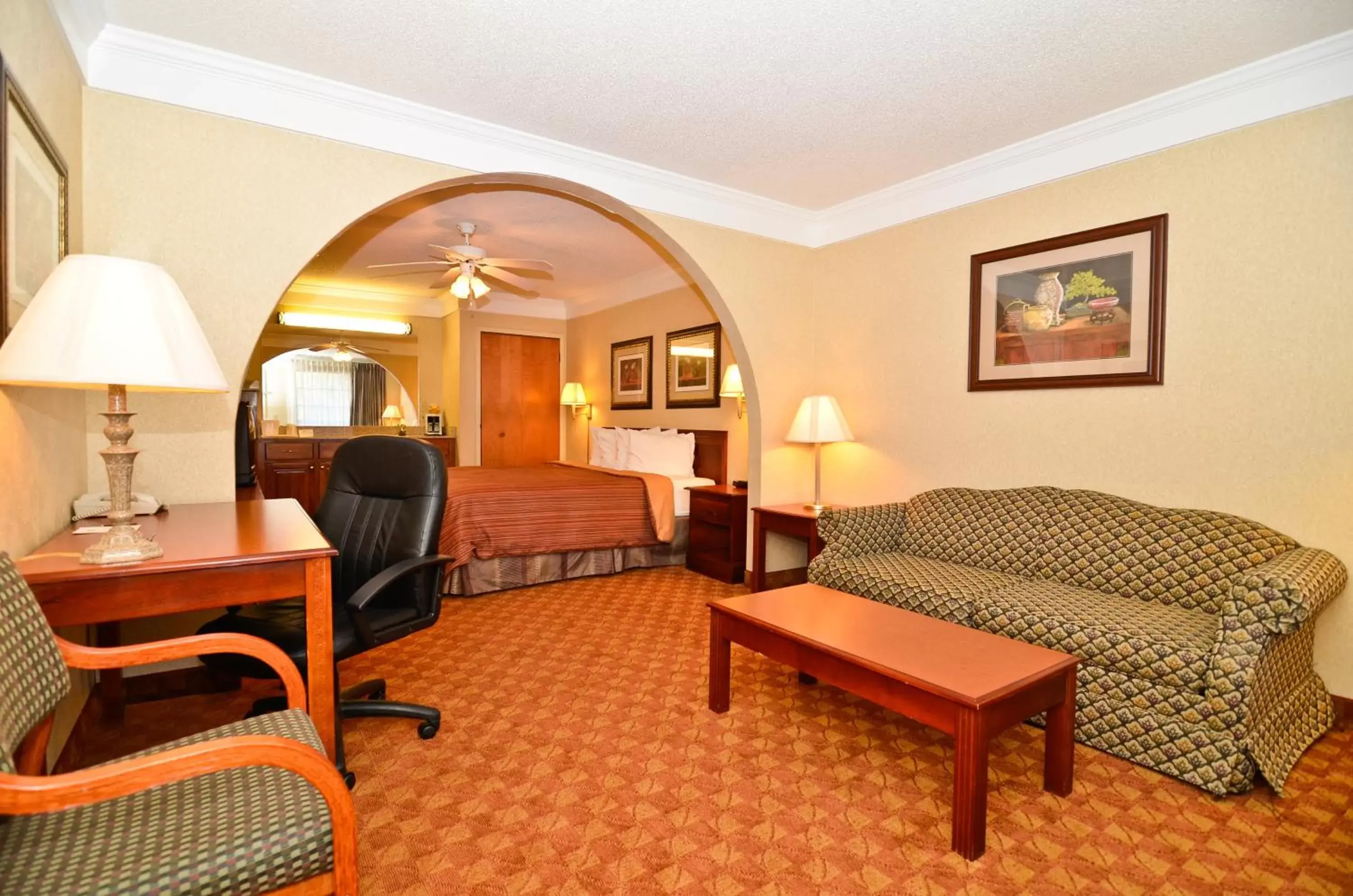 Photo of the whole room, Seating Area in Peach State Inn & Suites