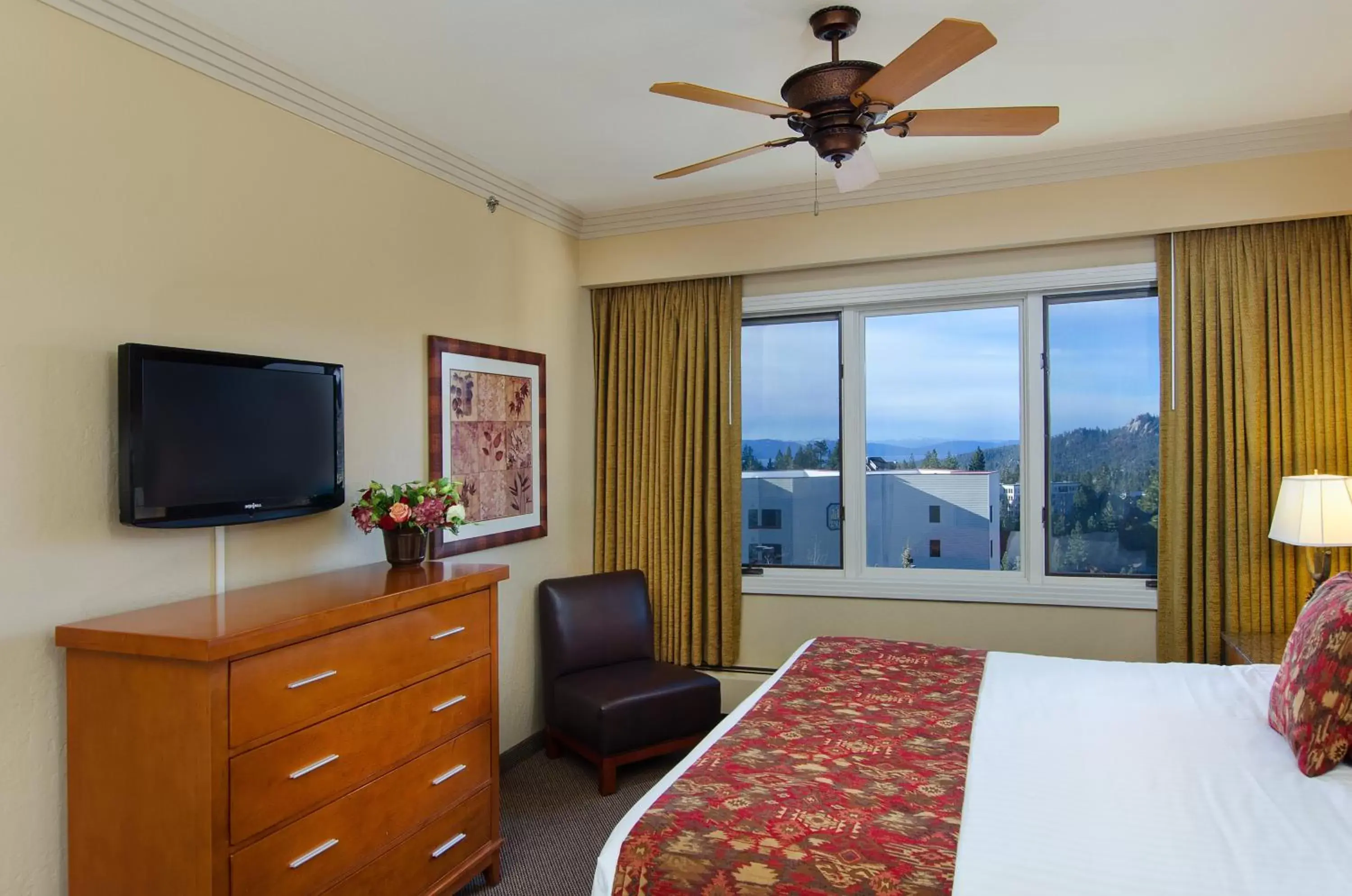 Photo of the whole room, Room Photo in Holiday Inn Club Vacations - Tahoe Ridge Resort, an IHG Hotel