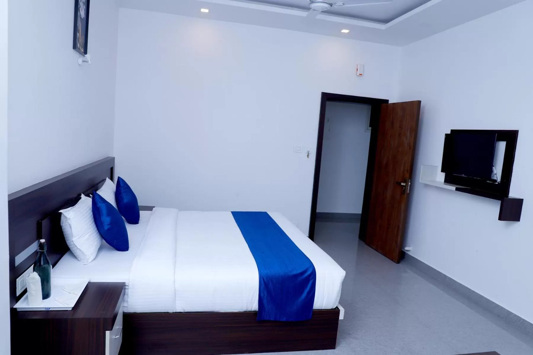 Photo of the whole room, Bed in Casillda Munnar