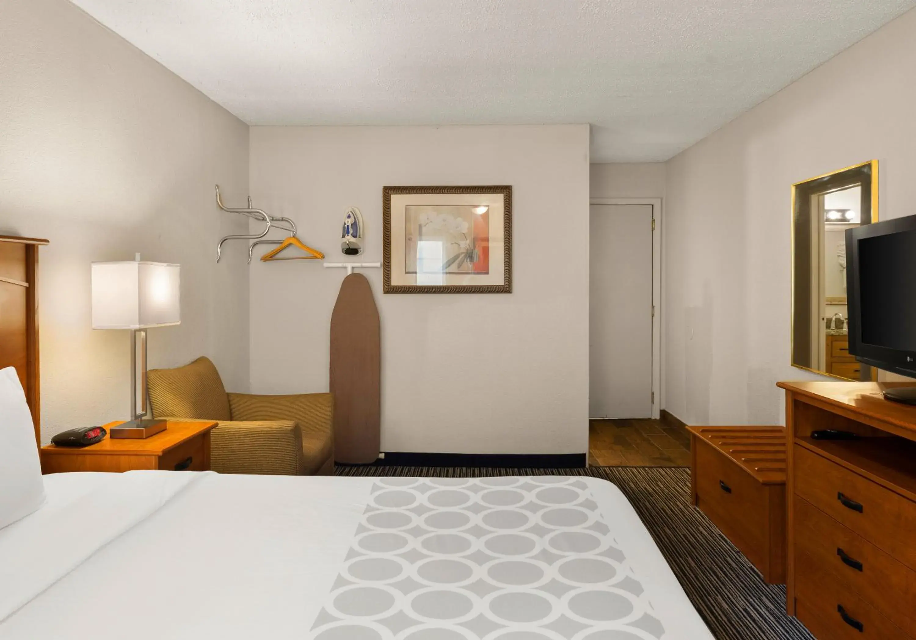 Bedroom, Bed in Magnuson Hotel Detroit Airport