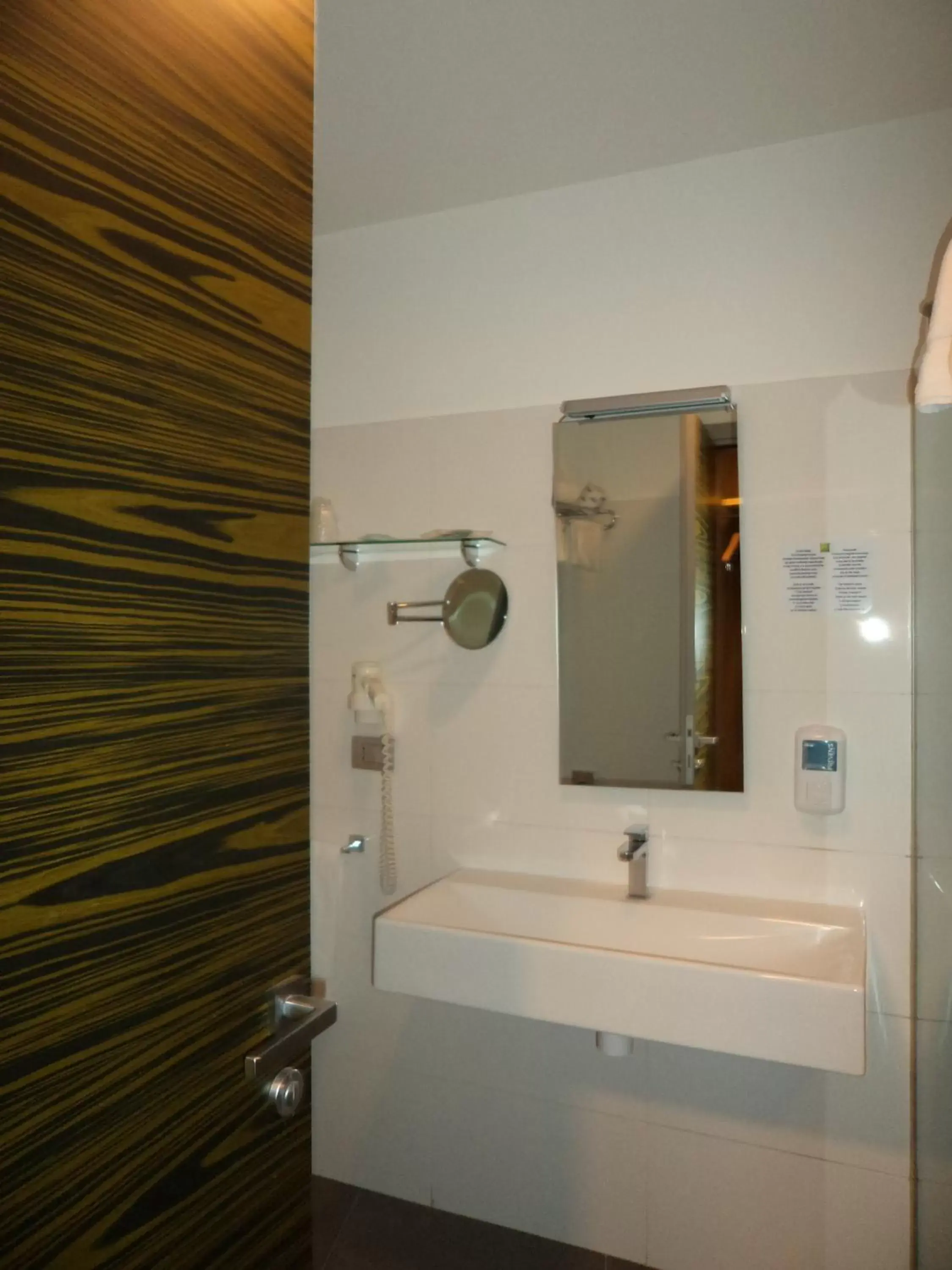 Bathroom in ibis Styles Catania Acireale