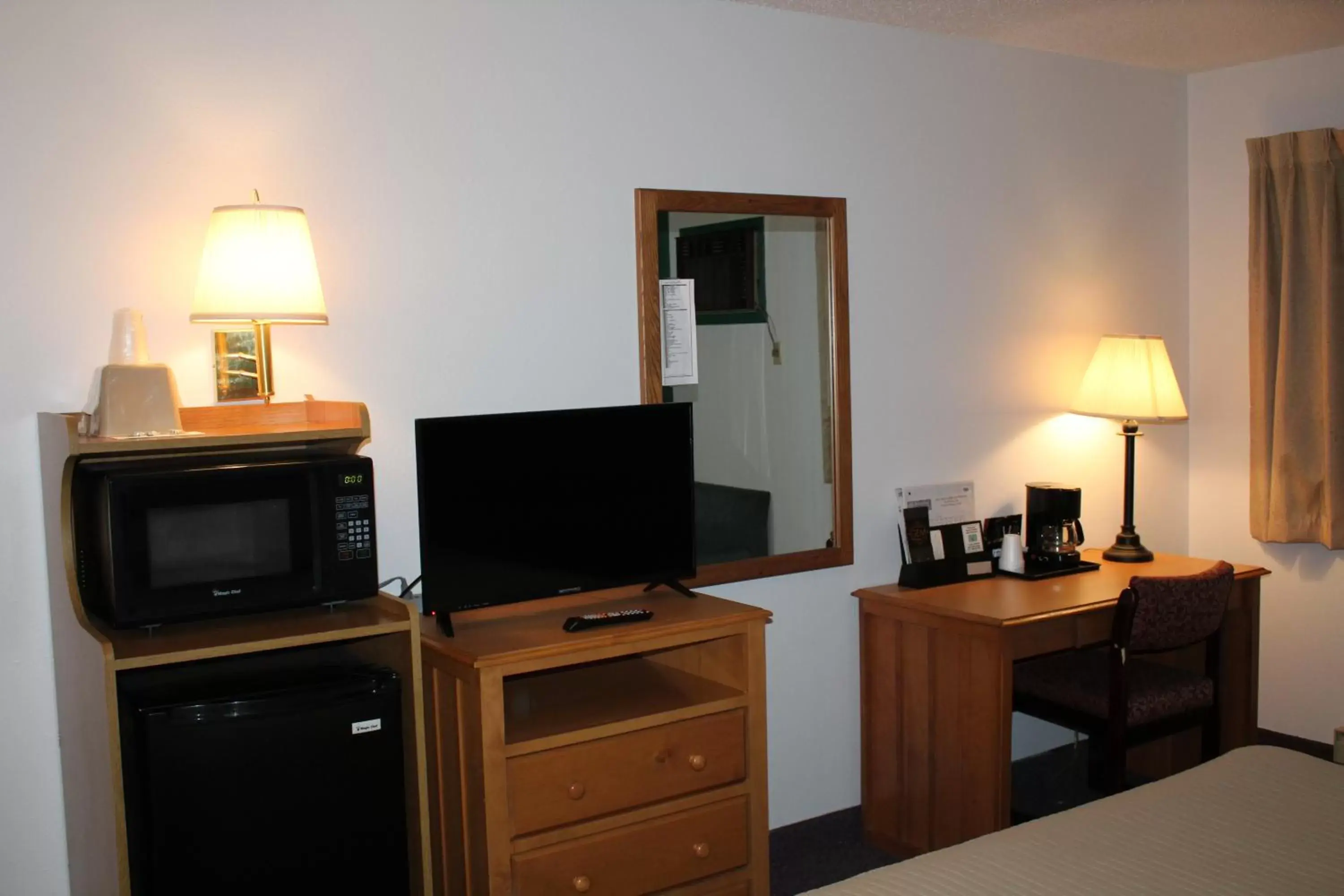 Bedroom, TV/Entertainment Center in Rodeway Inn Gateway to Medora T-Roosevelt & Makoshika State Park
