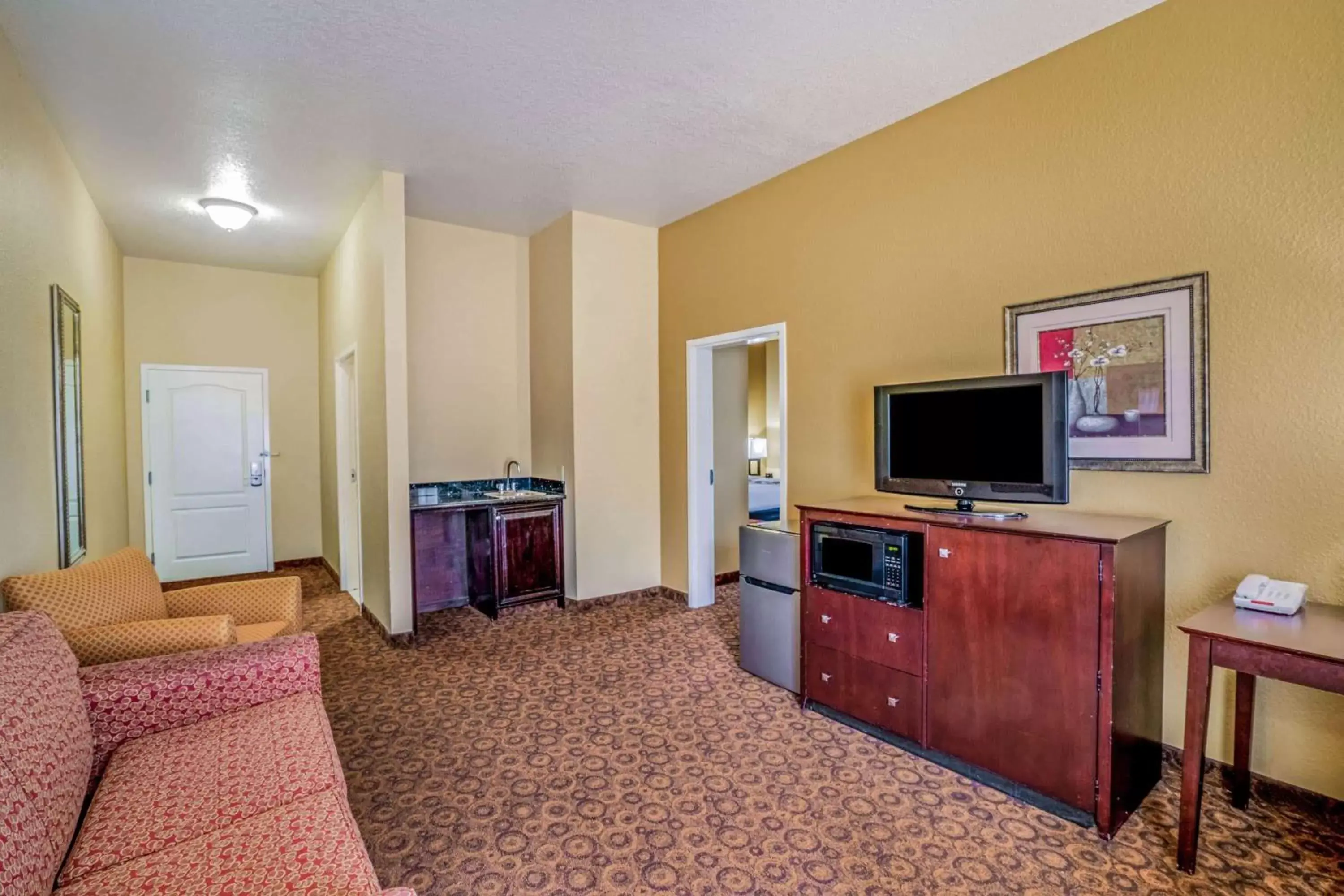 Photo of the whole room, TV/Entertainment Center in La Quinta by Wyndham Vicksburg