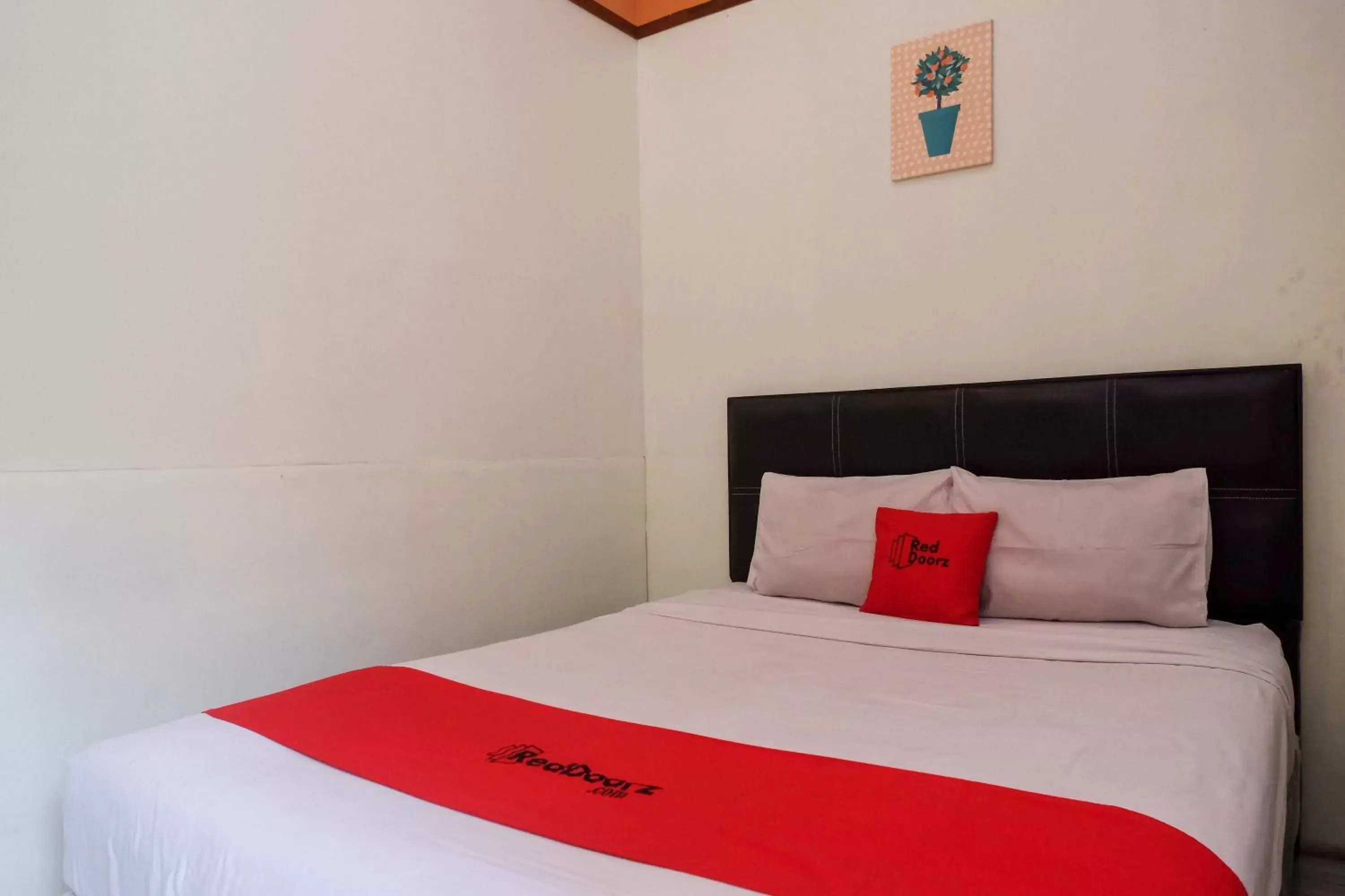 Photo of the whole room, Bed in RedDoorz near Lotte Mart Maguwoharjo Yogyakarta