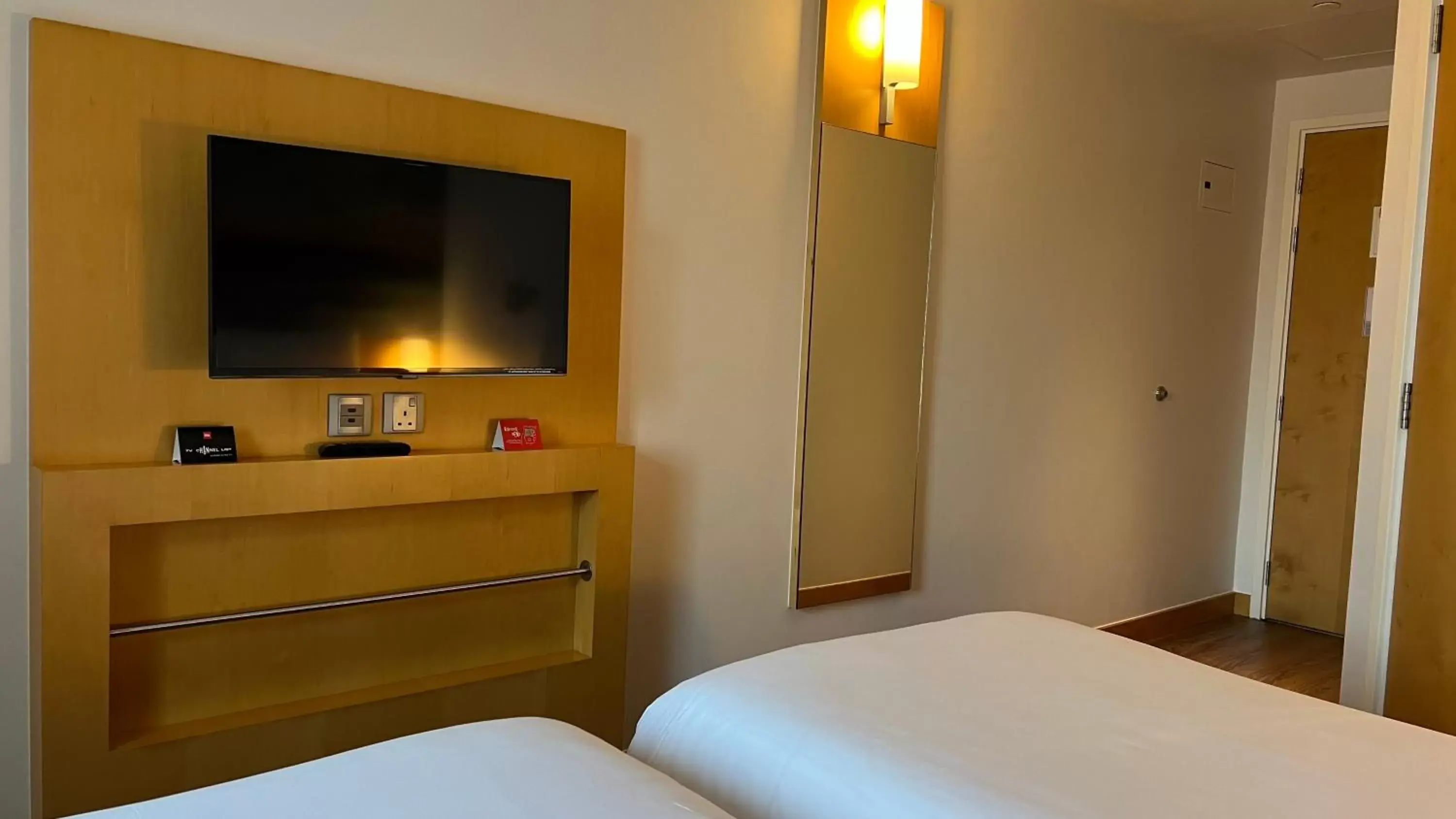 TV and multimedia, Bed in Ibis One Central - World Trade Centre Dubai