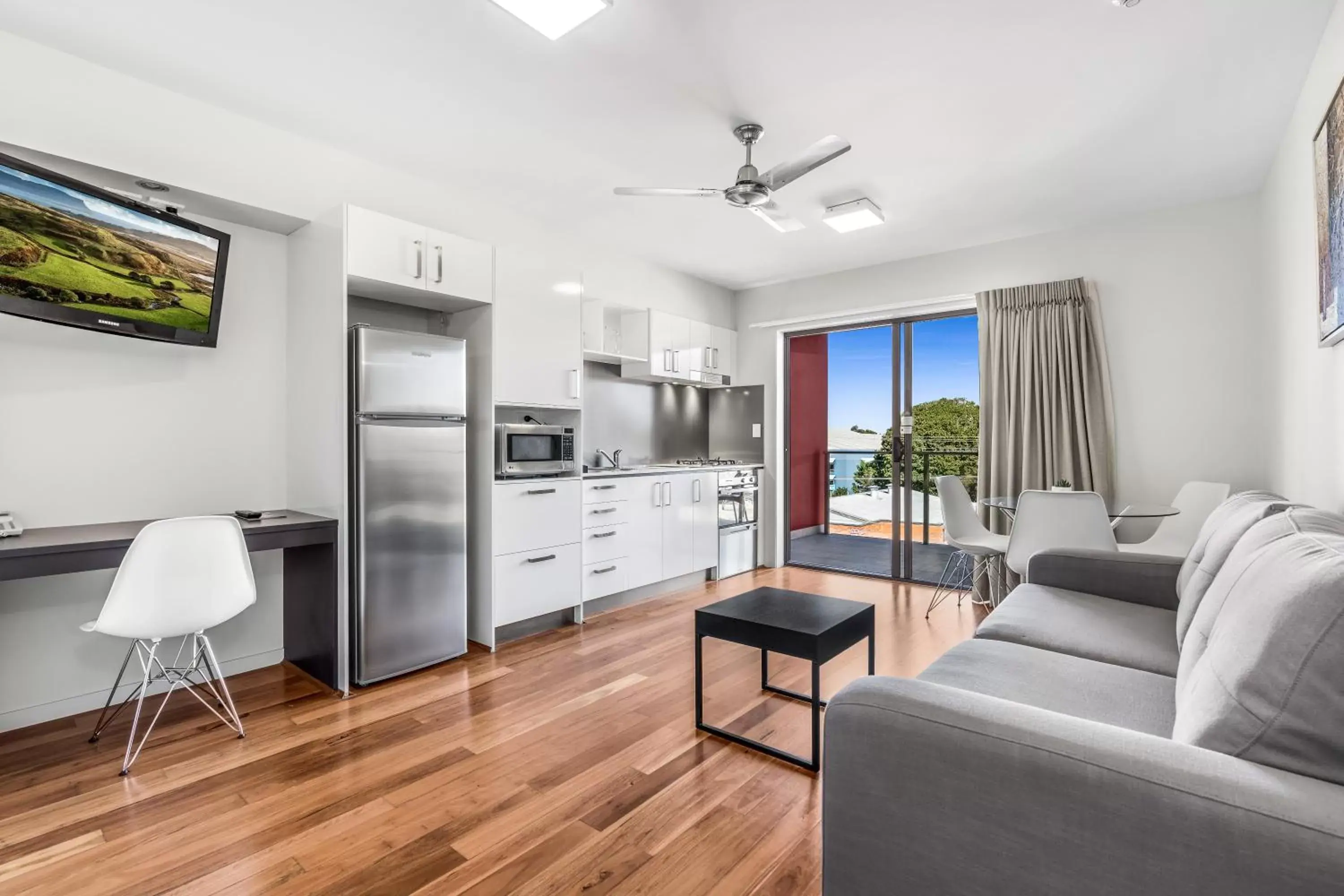 Photo of the whole room, Seating Area in Essence Apartments Chermside