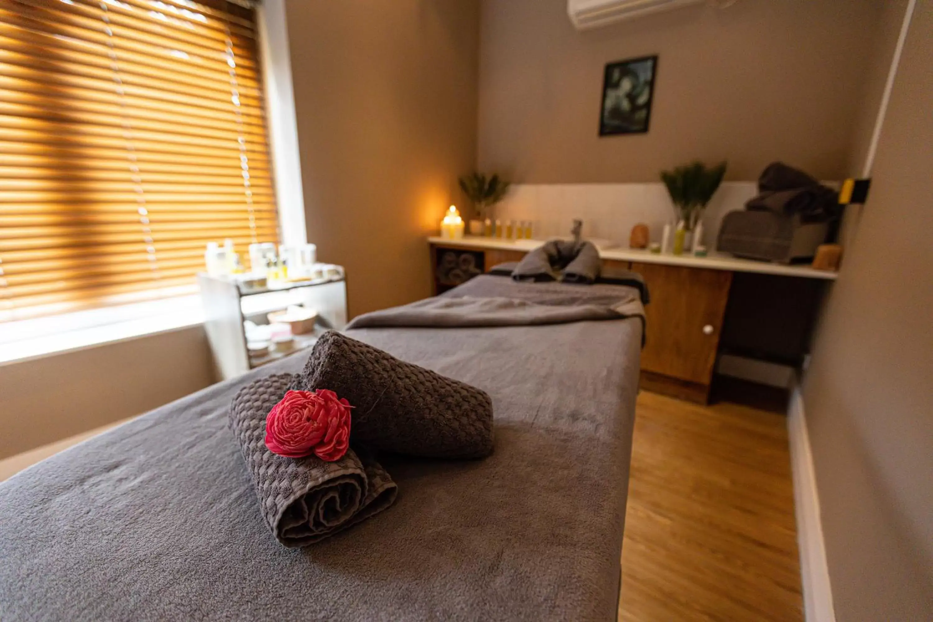 Massage, Bed in Mercure Shrewsbury Albrighton Hall Hotel & Spa