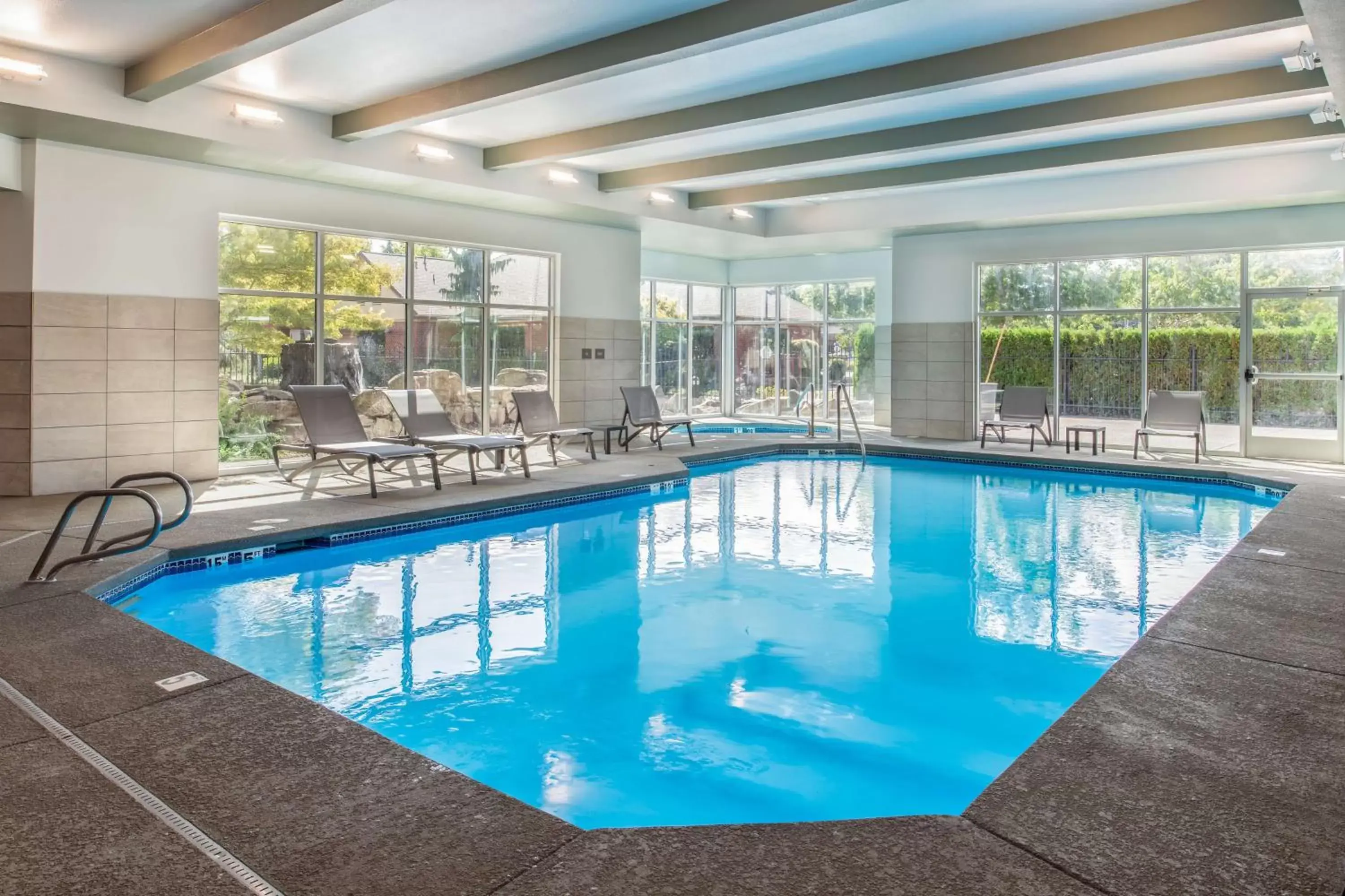 Hot Tub, Swimming Pool in Best Western Premier Keizer Salem Hotel