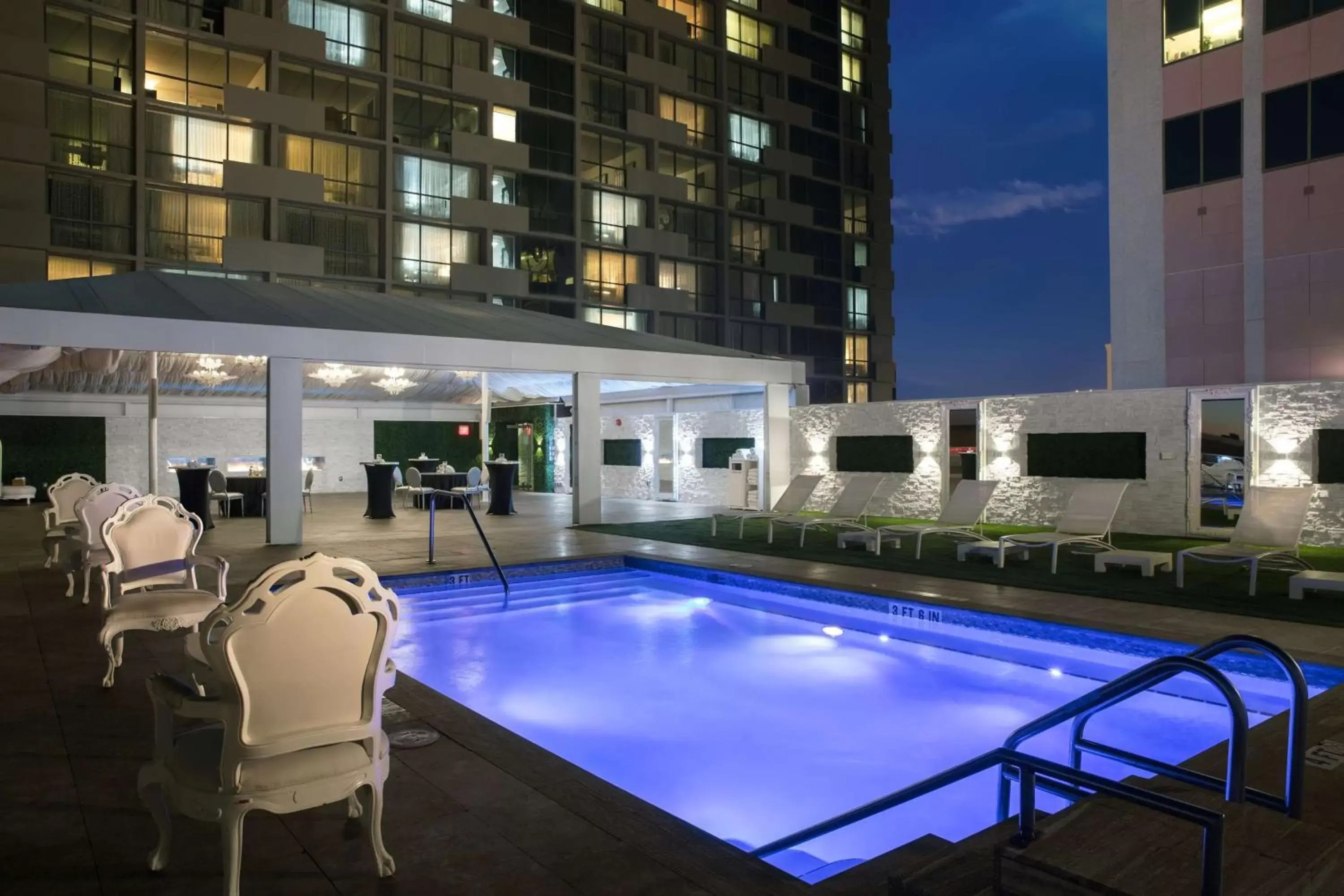 Swimming Pool in DoubleTree by Hilton Hotel Tallahassee